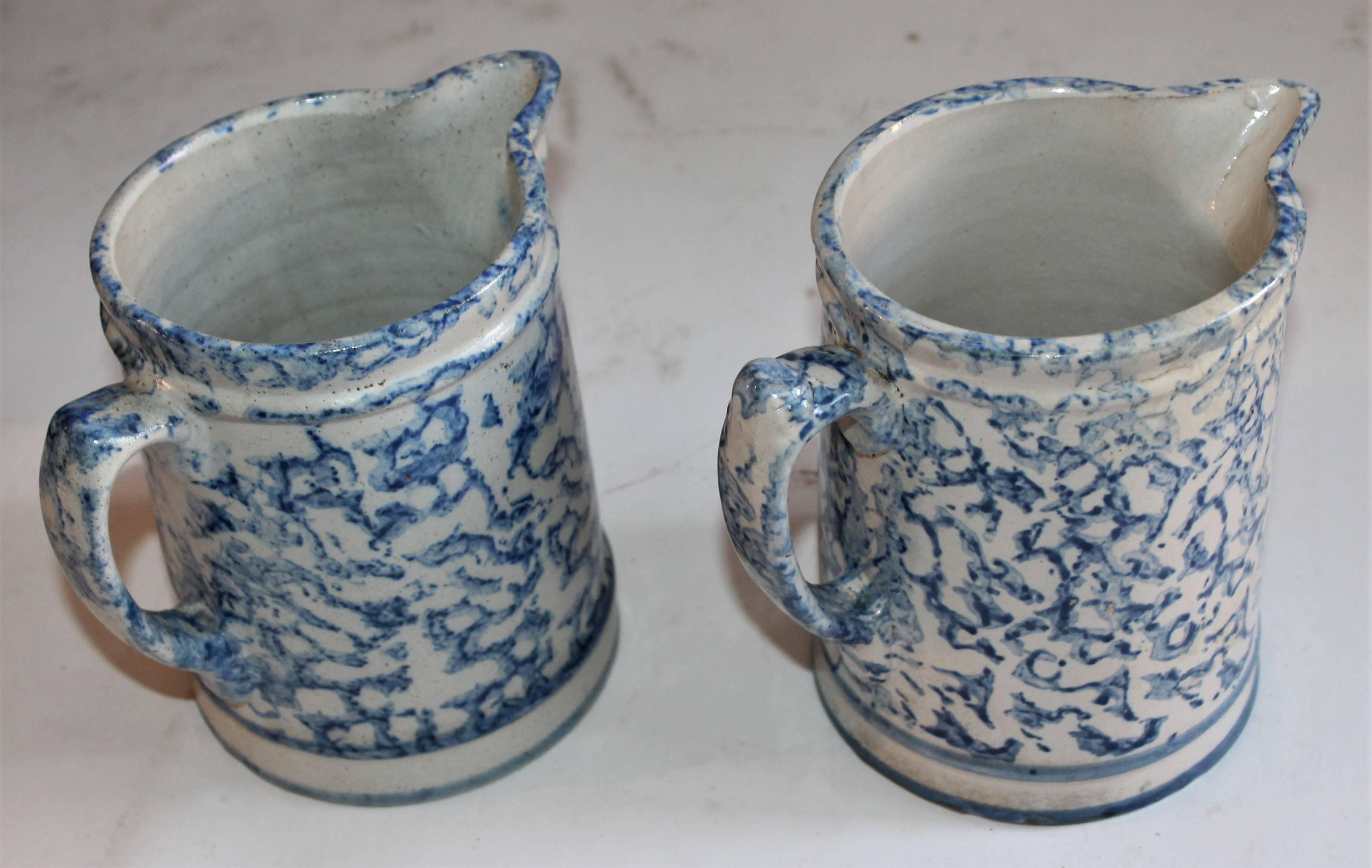Spongeware 19th Century Pottery Pitchers, Pair In Excellent Condition In Los Angeles, CA
