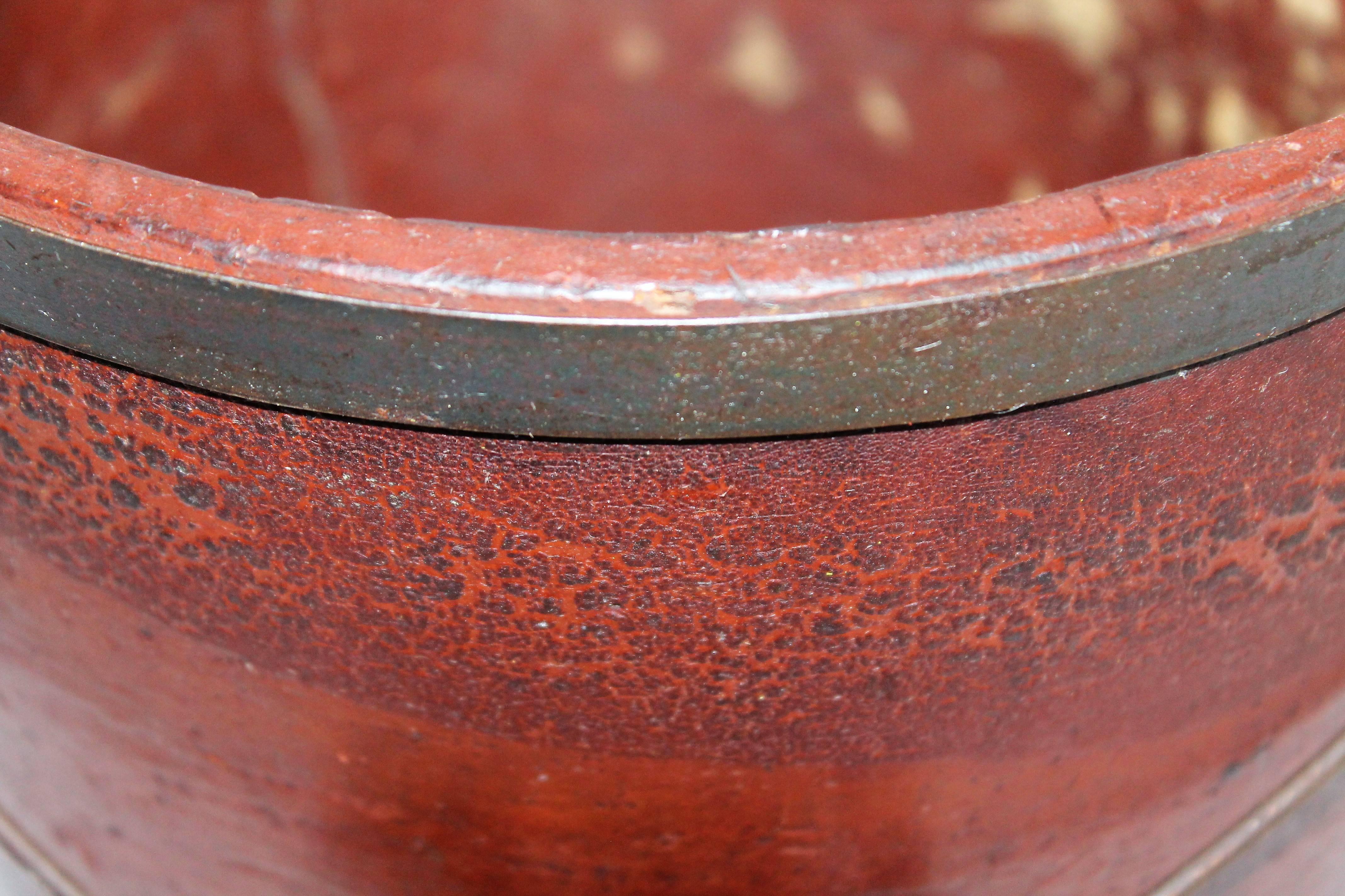 Seau en bois et fibre peint en rouge d'origine du 19ème siècle Bon état - En vente à Los Angeles, CA