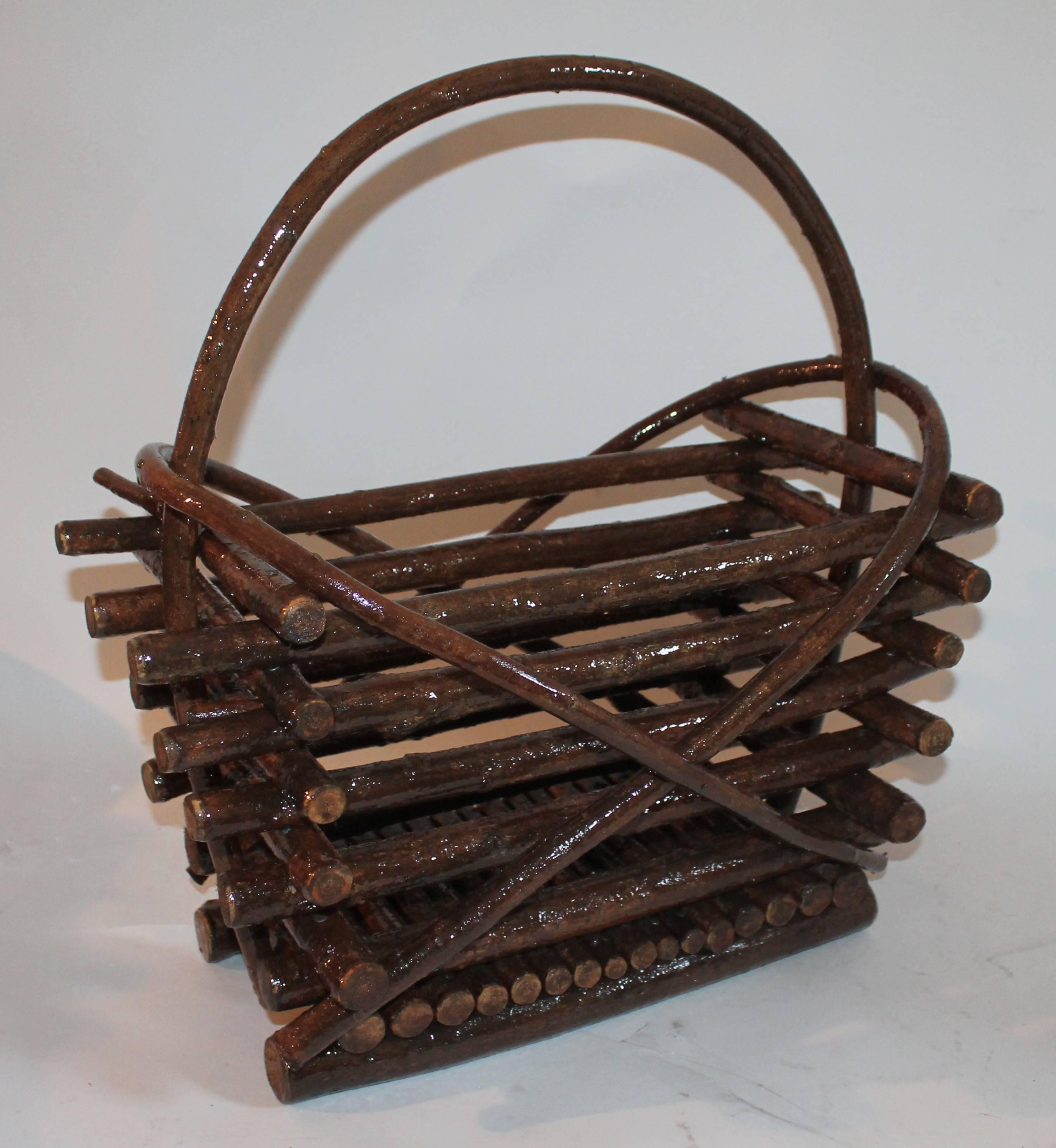 This handmade Amish willow or twig magazine holder is in fine condition and has a protective water proofing coat. This is so it can be indoor or outdoor.