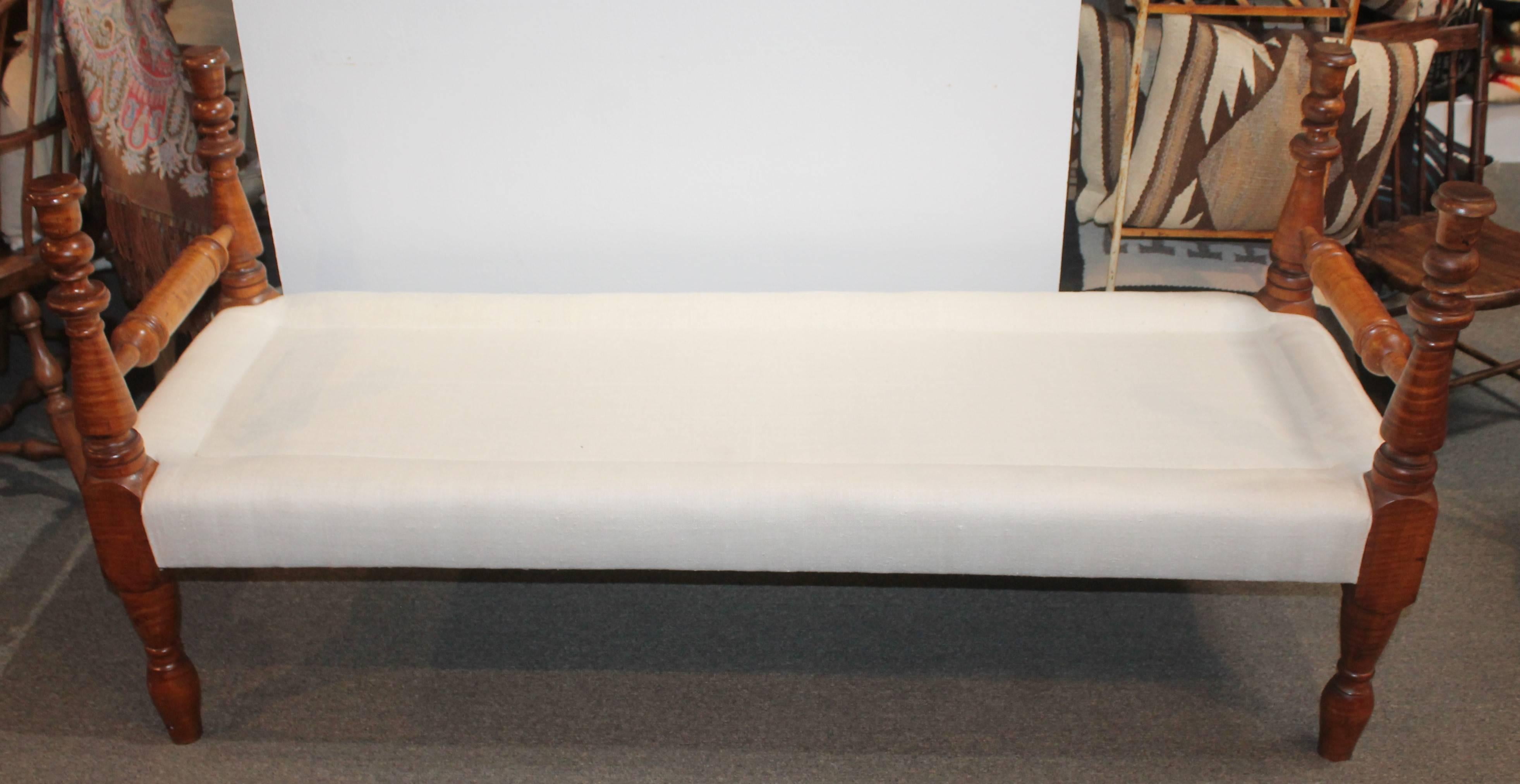 American Early 19th Century Bird's-Eye Maple Daybed or Bench Upholstered in Linen