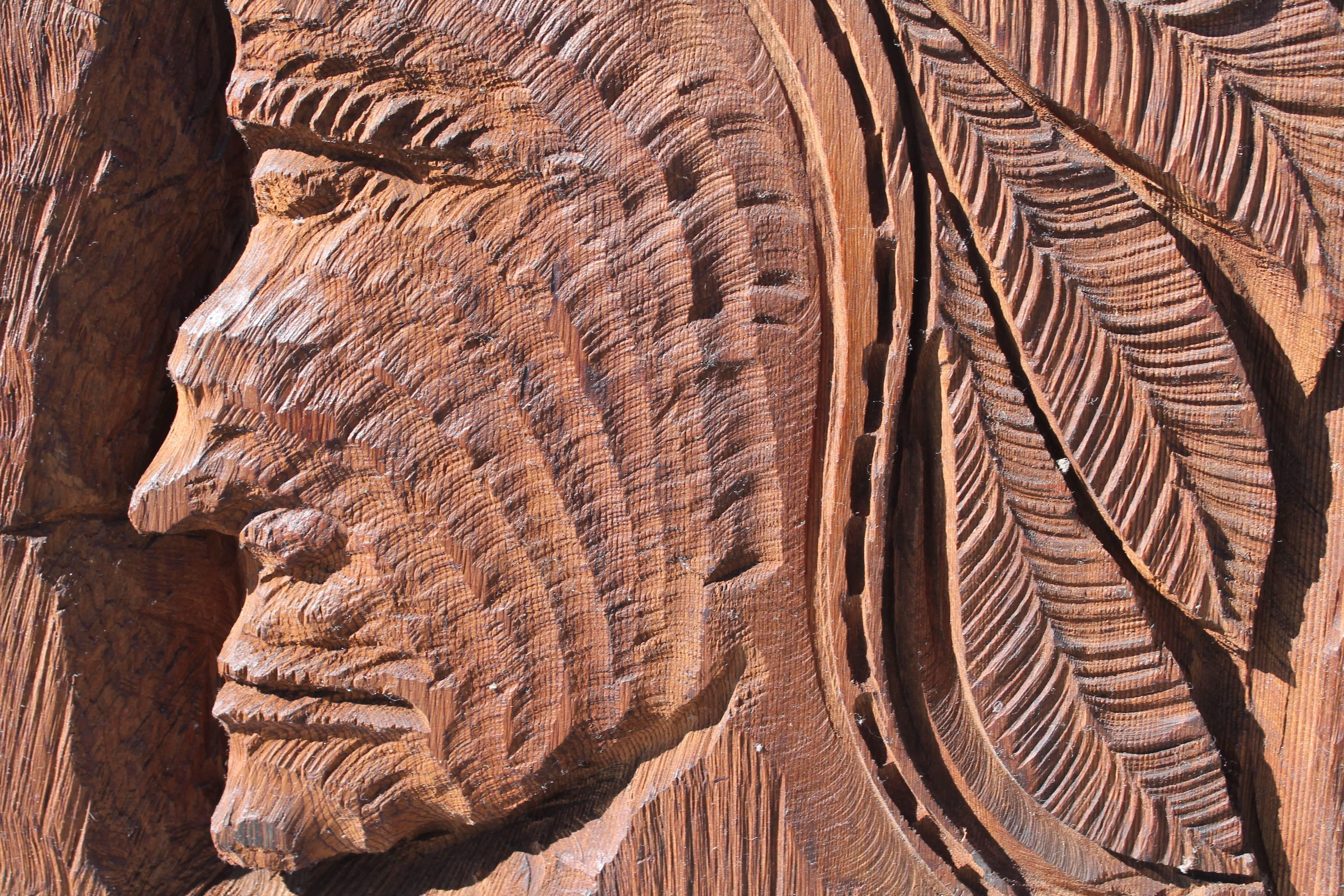 Monumentale handgeschnitzte indische Chief-Schnitzerei aus der Mitte des Jahrhunderts (Holz) im Angebot