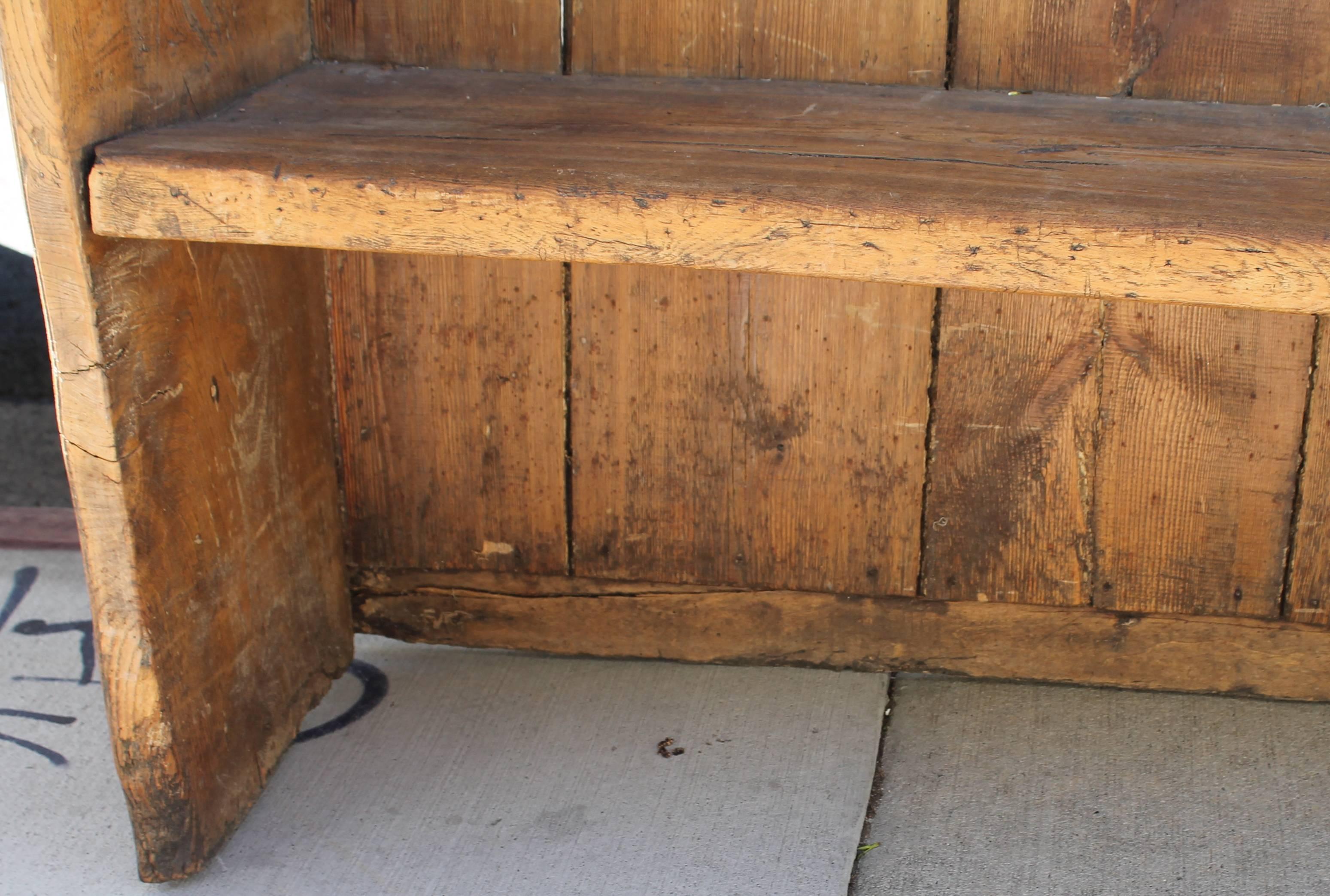Early 19th Century Handmade Rustic Settle from the Mid West In Distressed Condition In Los Angeles, CA