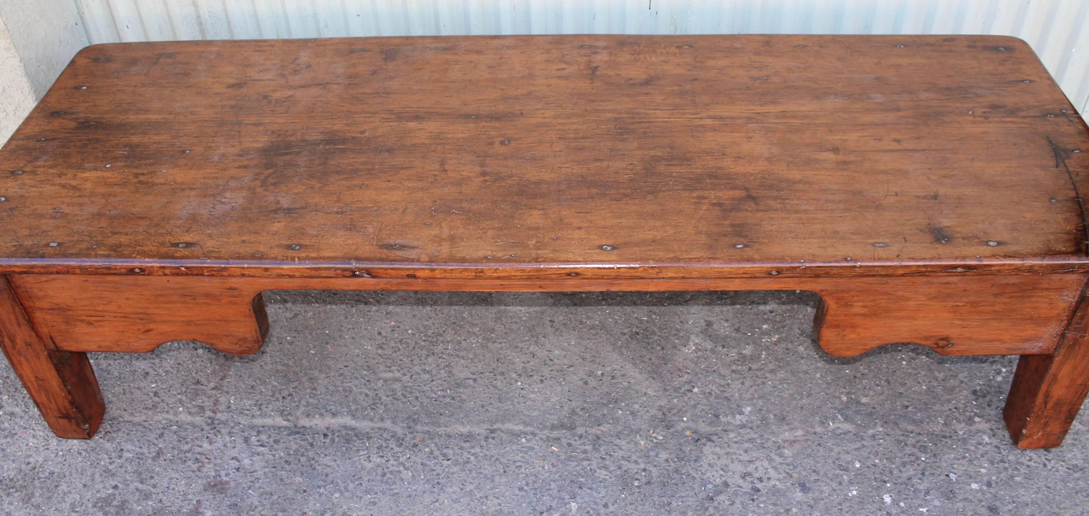 19th Century Monumental Farm/Coffee Table from Pennsylvania In Excellent Condition In Los Angeles, CA