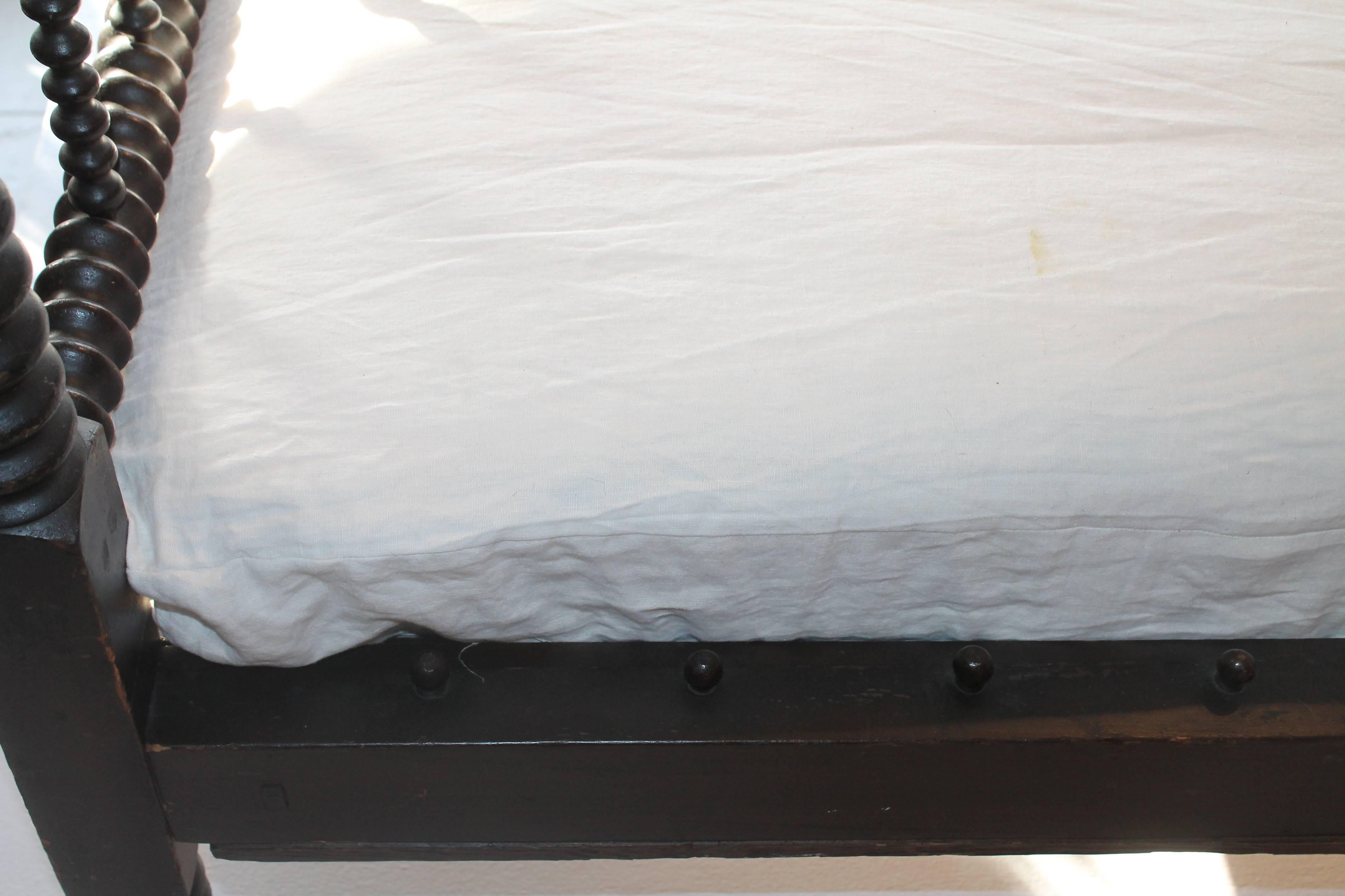 Early 19th Century Ginny Lind Spool Bed In Excellent Condition In Los Angeles, CA