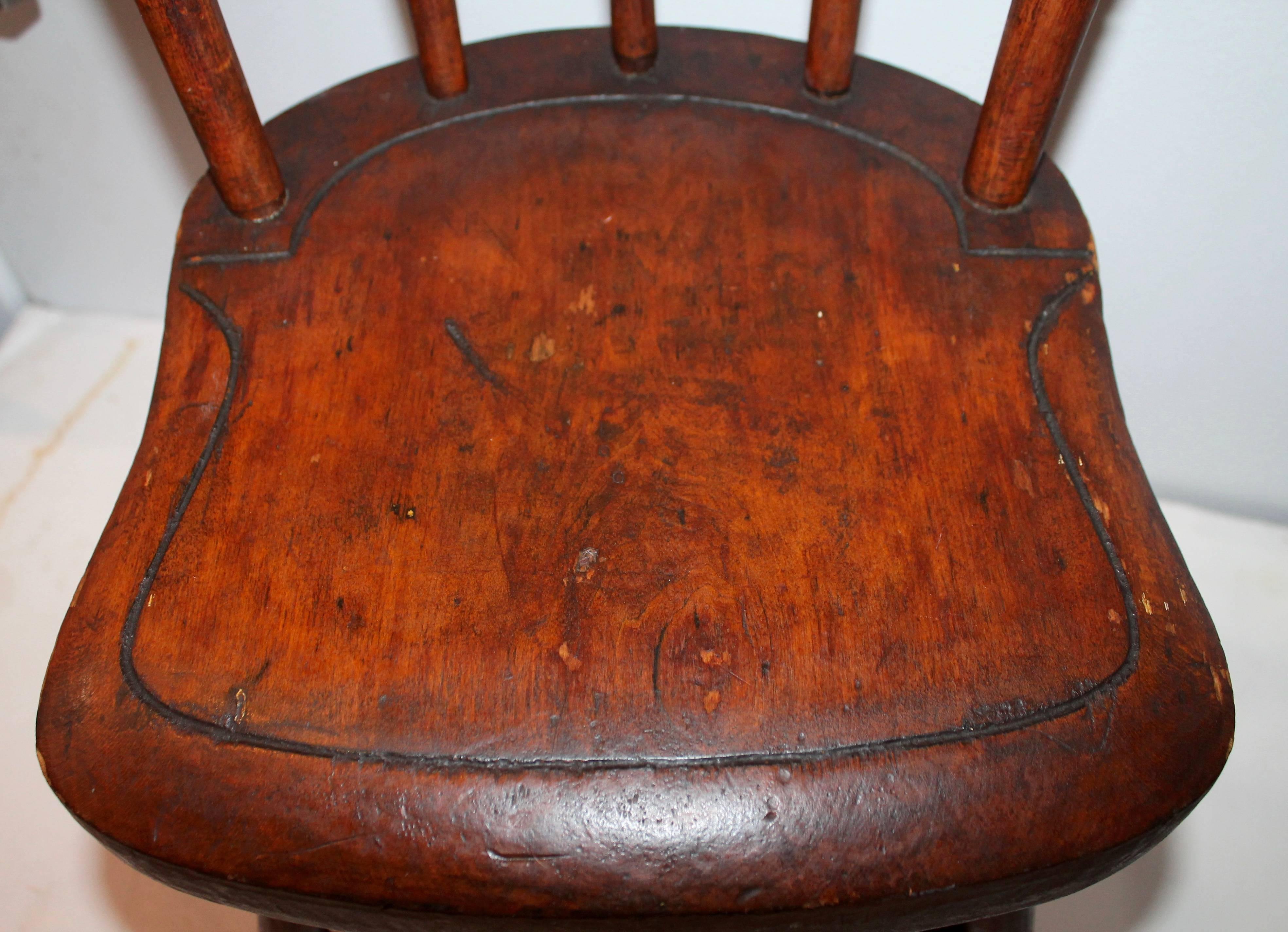 Amazing Early 19th Century Child's Thumbtack/Arrowback Windsor Chair In Excellent Condition For Sale In Los Angeles, CA