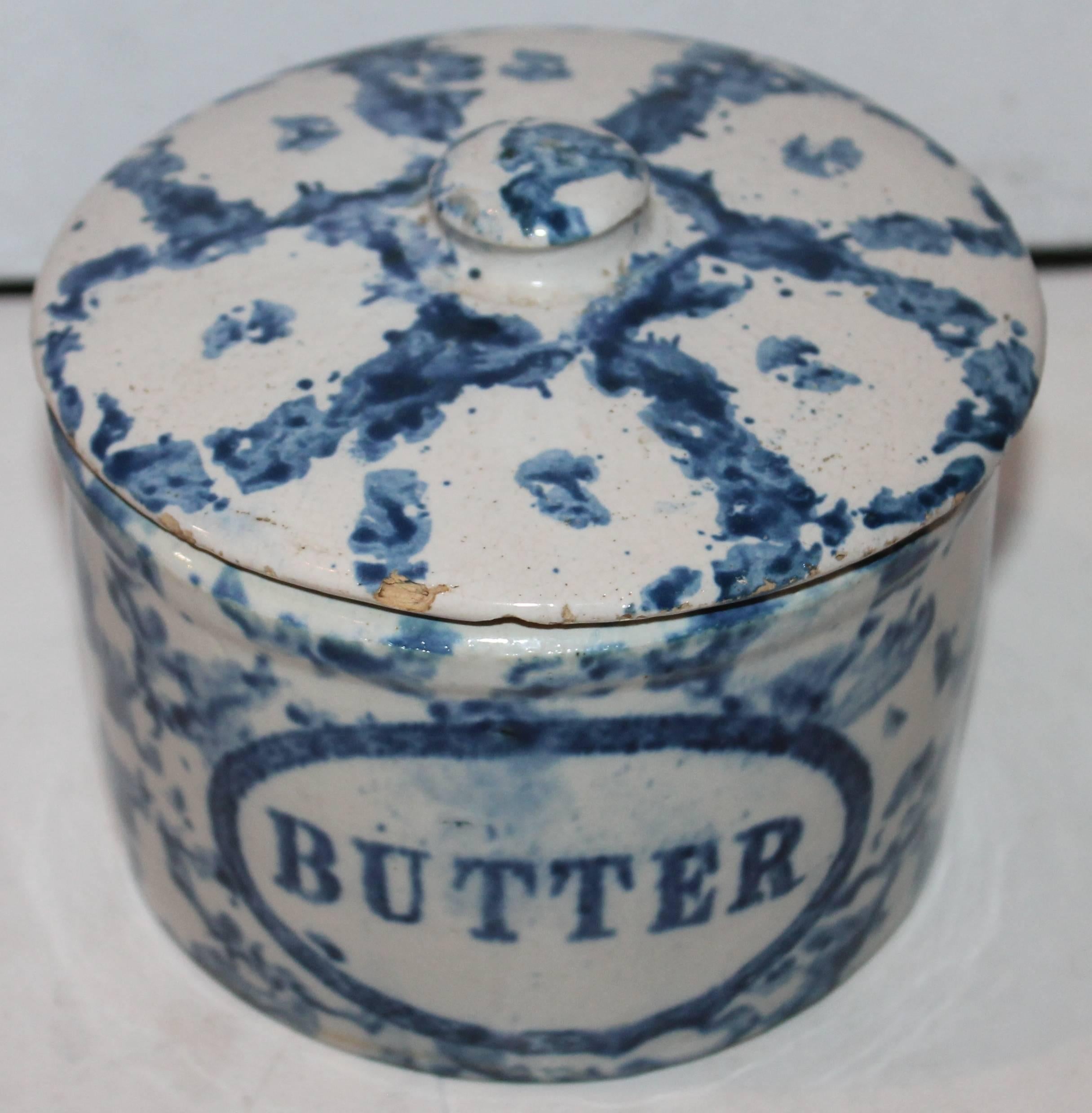 This is a fine example of unusual hard to find spongeware pottery. This is a rare sponge butter crock with the original lid. There are very minor rim chips in the lid back.