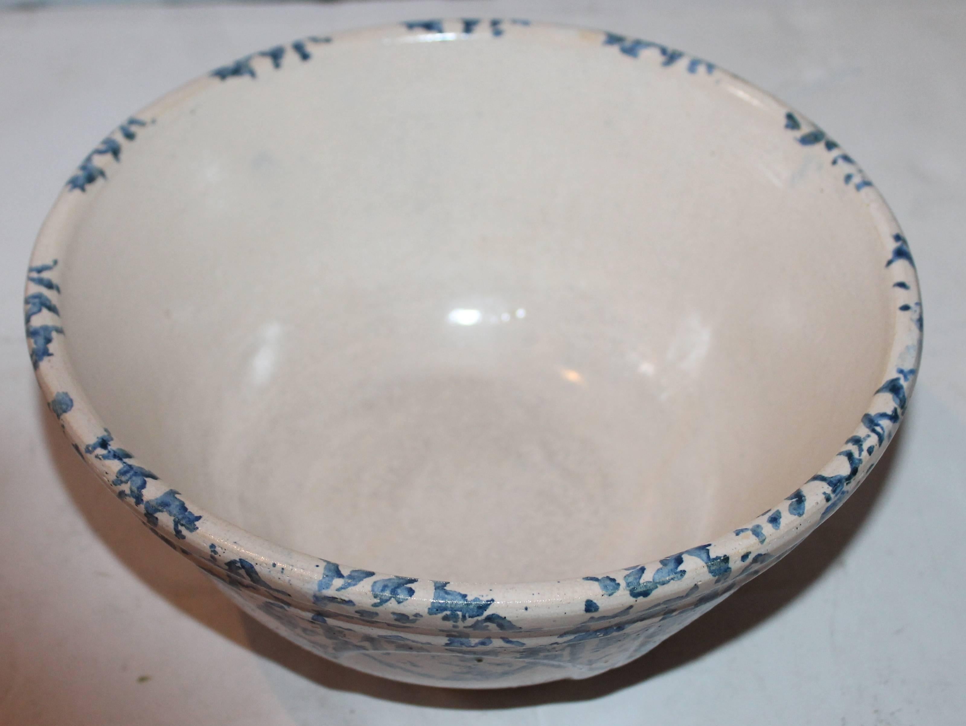 This is the medium size spongeware mixing bowl. It is the design sponge clam shell pattern. The condition is mint.