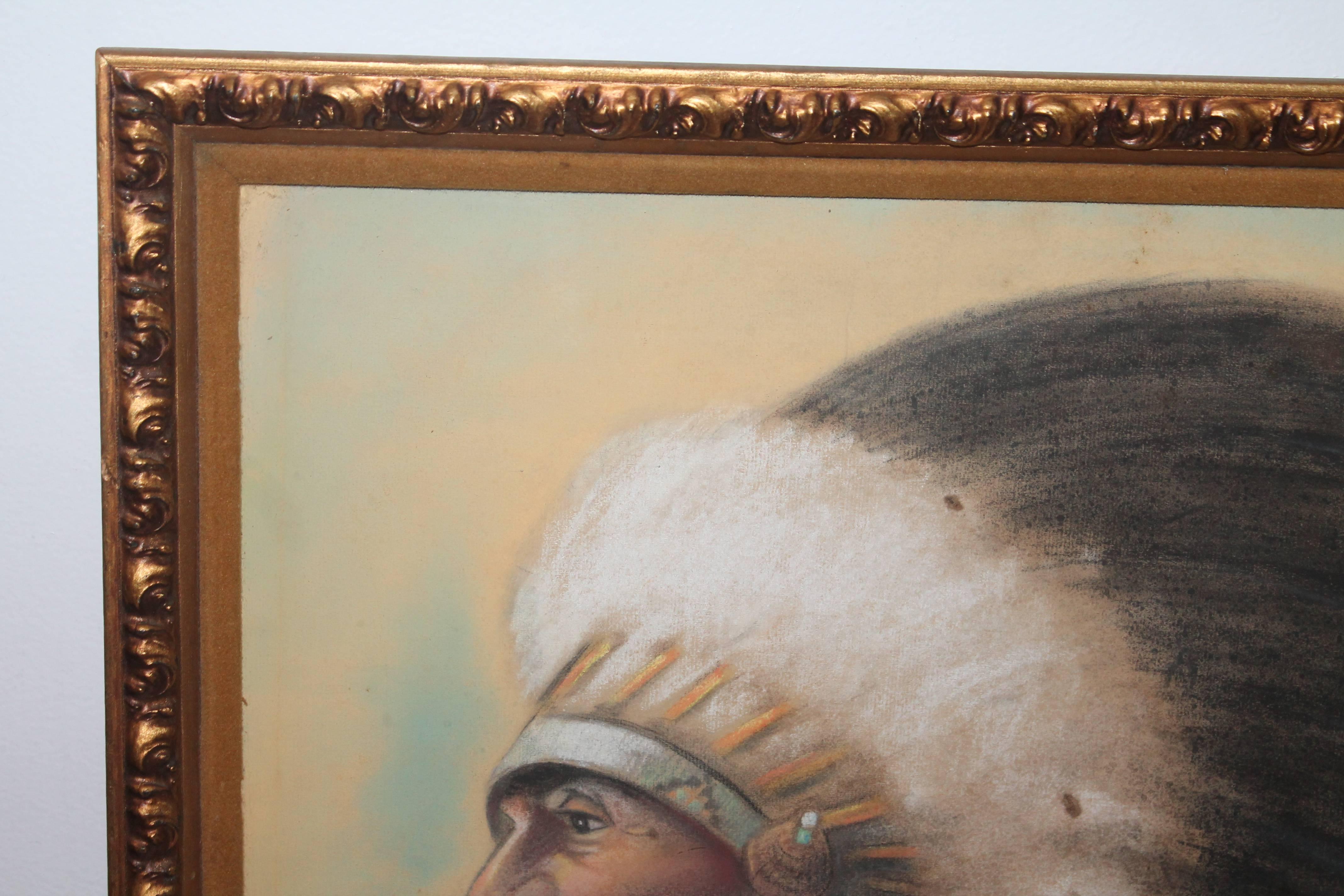 Dieses original gerahmte Pastell, handgemalt Indianerhäuptling ist signiert E. Summer 35 und ist in einem wunderbaren Zustand.
