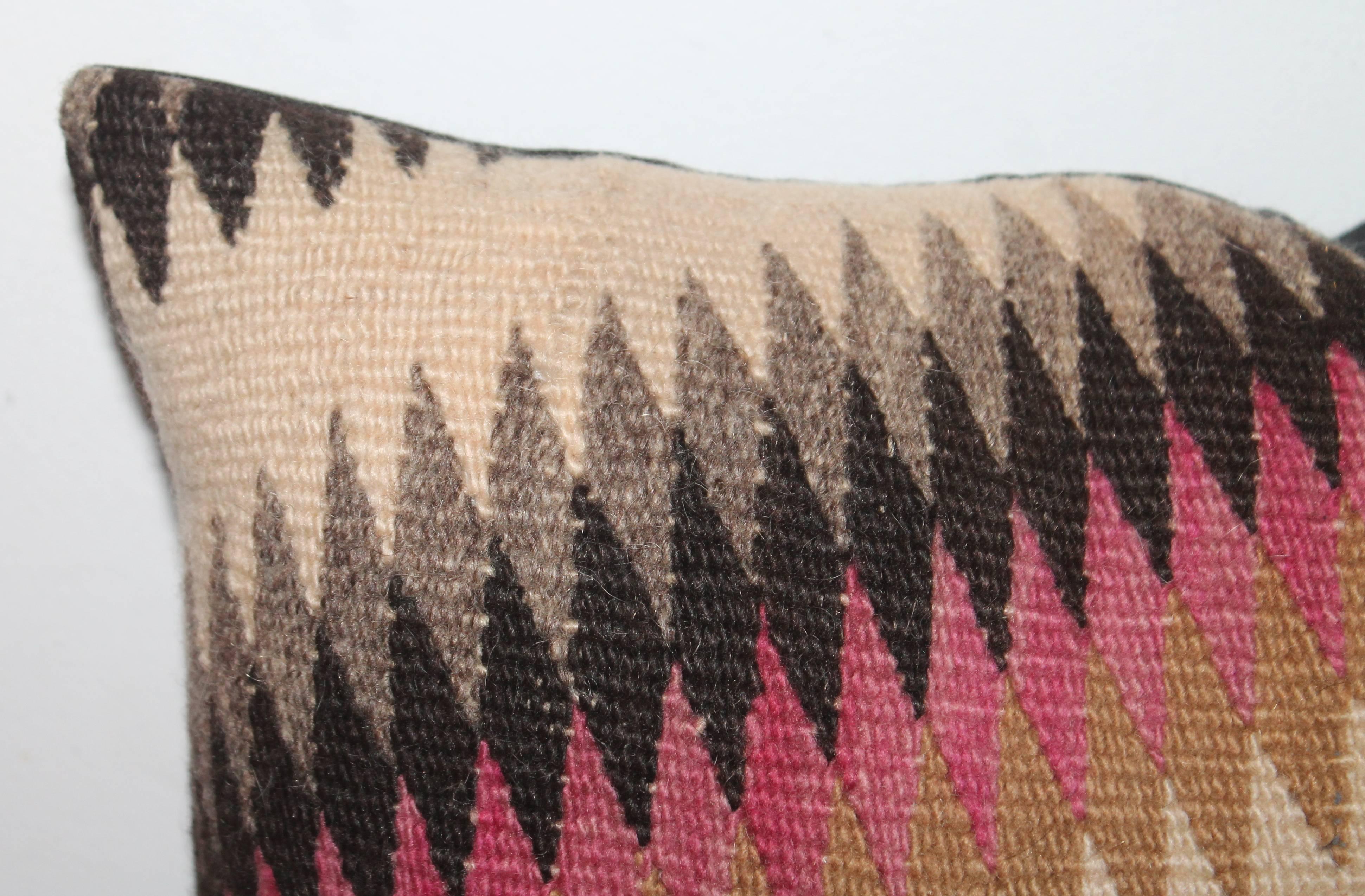 Dieses Paar von Navajo Weberei Nackenrollen sind in wirklich gutem Zustand und die Weberei's haben faulen Linien. Diese wunderbaren Kissen haben einen schwarzen Baumwoll-Leinenrücken und sind mit Daunen und Federn gefüllt. Wird als Paar verkauft.