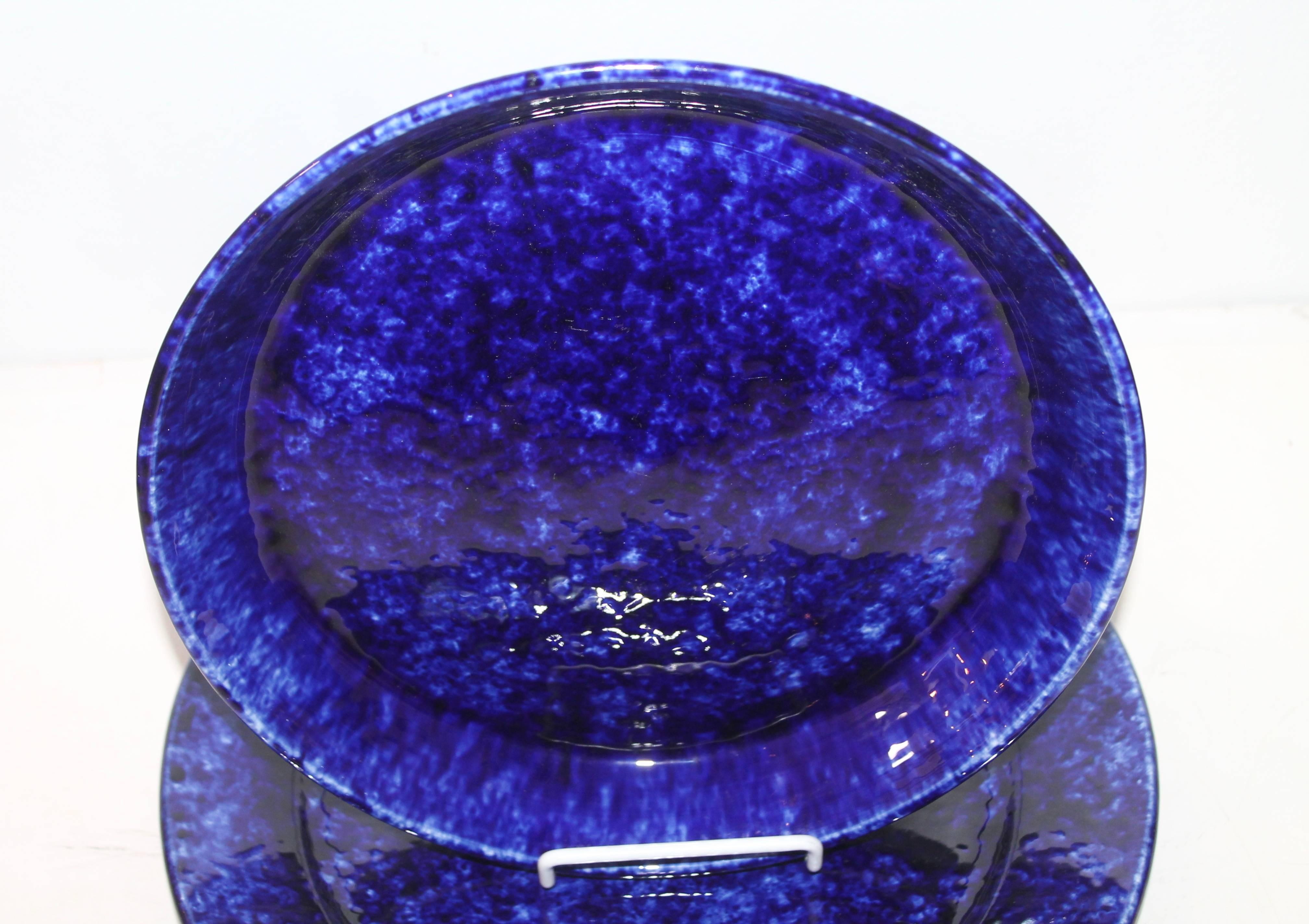Country Paire de plat à gâteaux et assiette de présentation bleu cobalt du XIXe siècle en vente