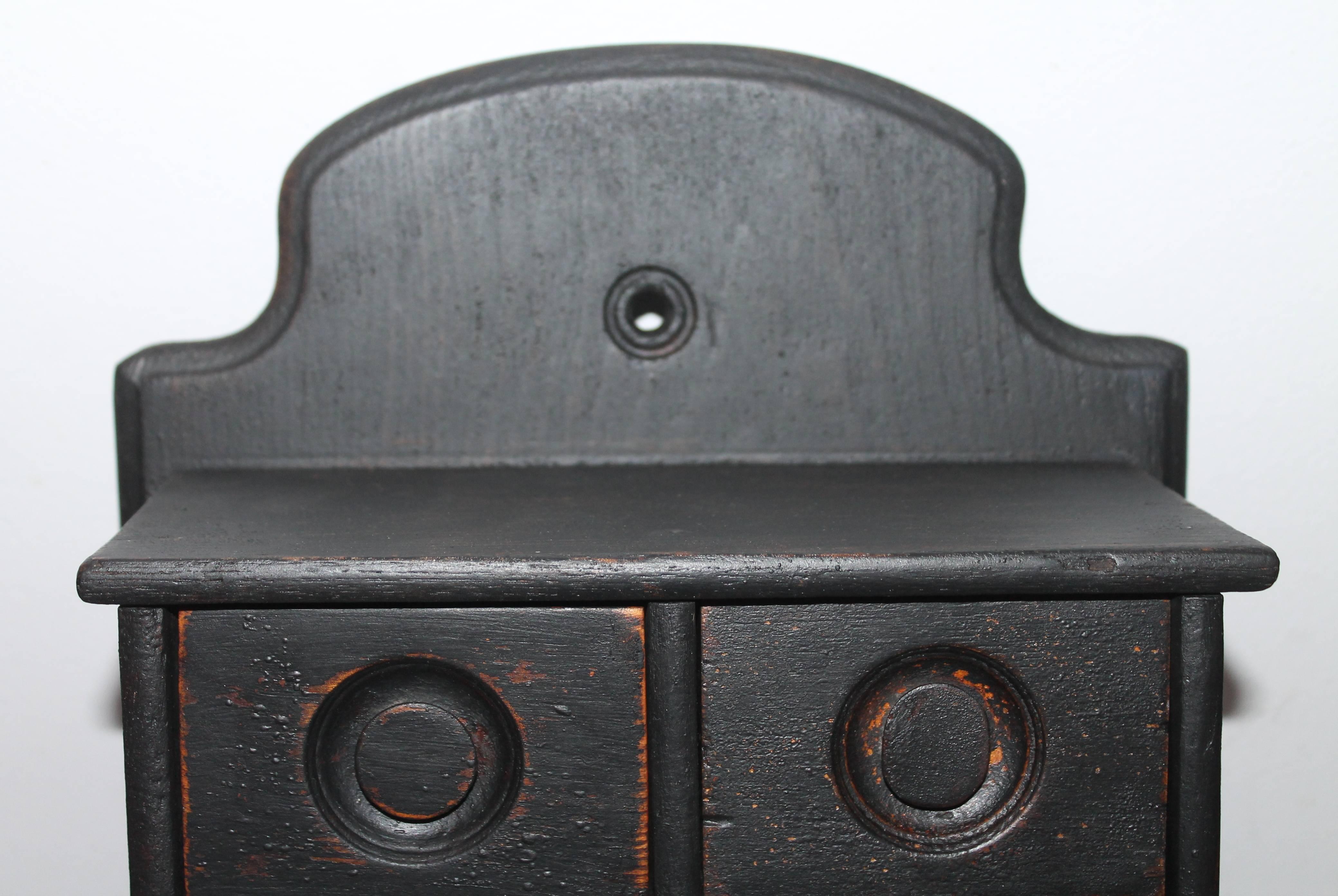 Américain Boîte à pointes peinte en noir du 19ème siècle en vente
