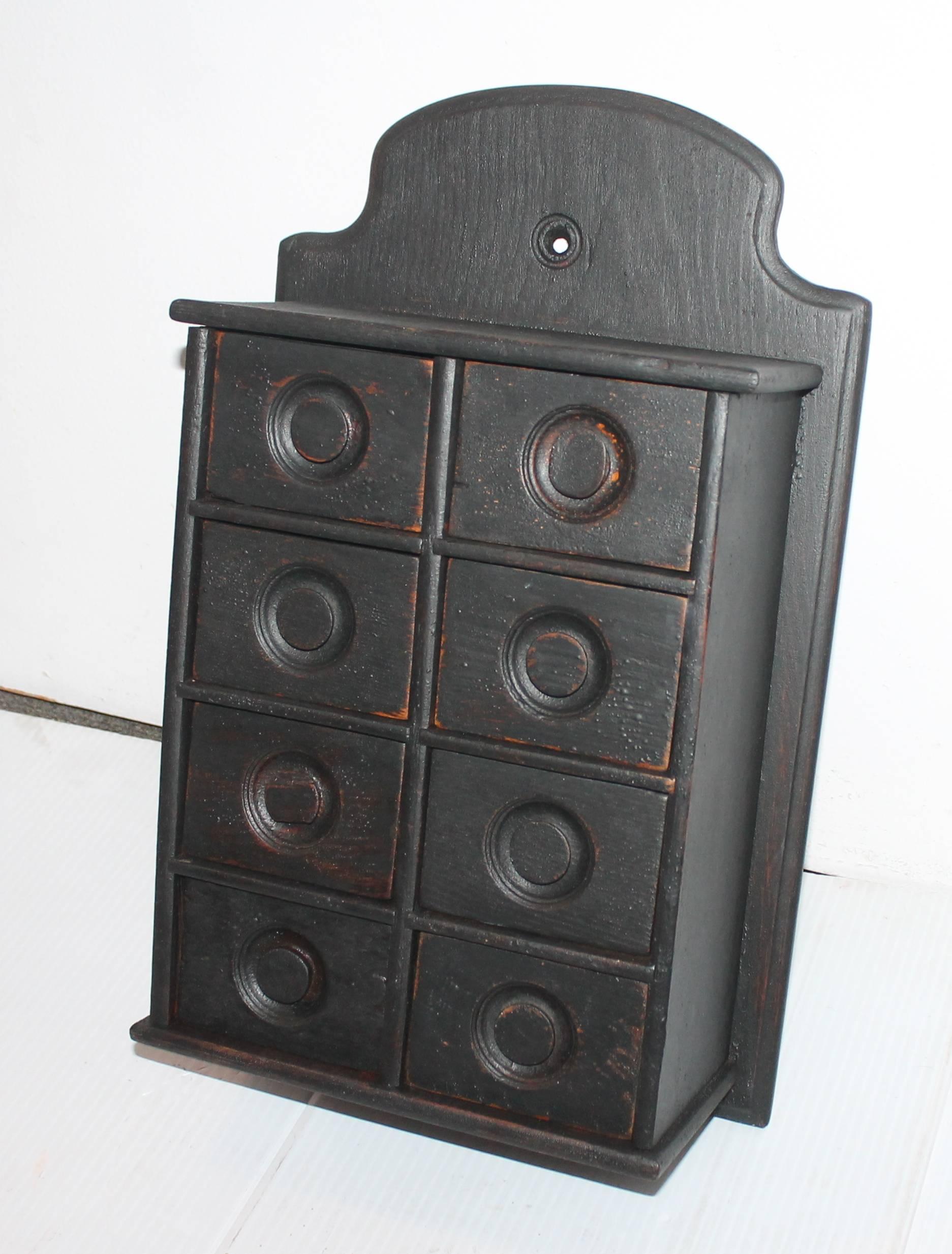 boîte à épices du 19ème siècle peinte en noir. Cette boîte à épices a été trouvée en Pennsylvanie.
