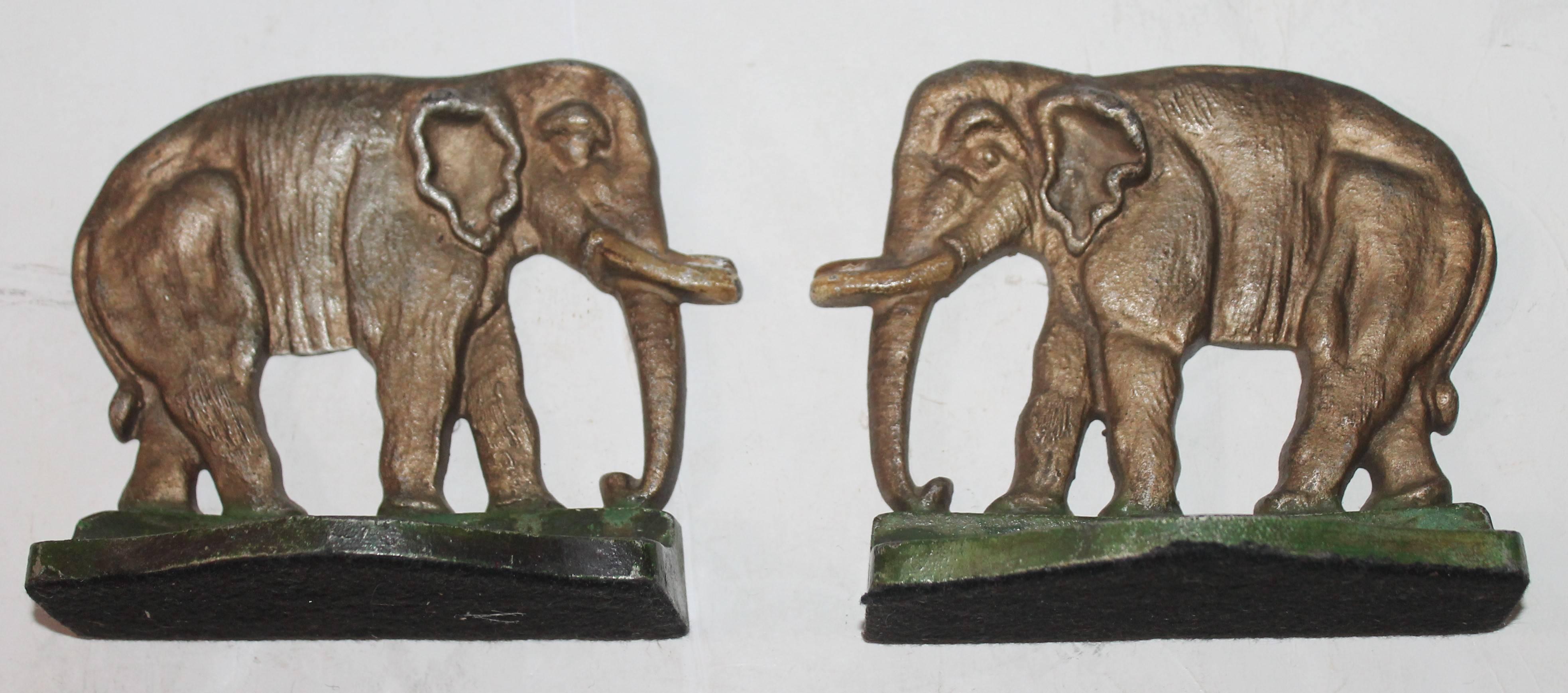 Paire de serre-livres éléphants en fonte peinte d'origine des années 1930. L'état est très bon et ils ne sont pas signés.