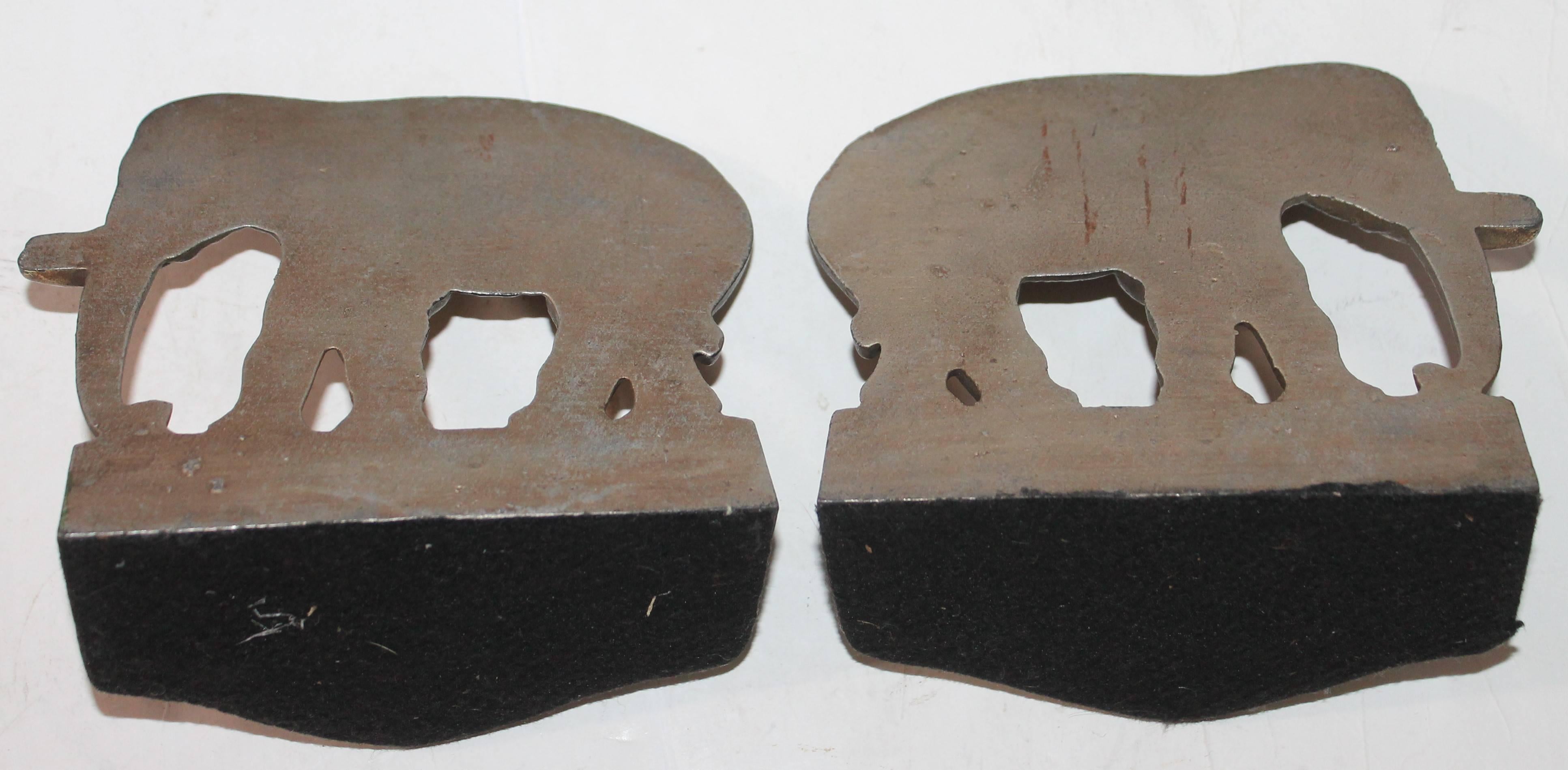 Paar originale bemalte Elefanten-Buchstützen aus Eisen (Art déco) im Angebot