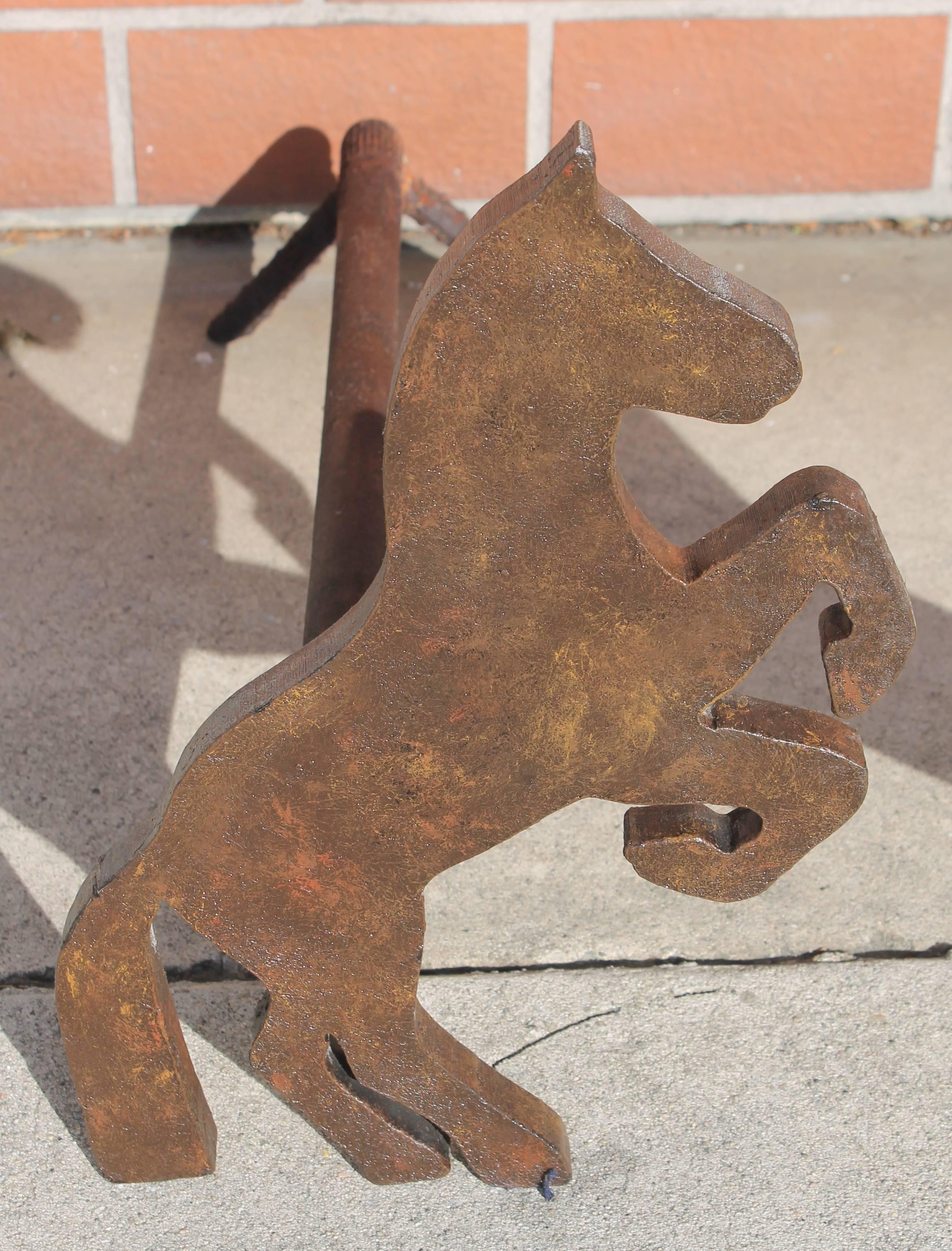 Cette paire de chevaux galopants en fonte est en excellent état, l'usure étant due à l'âge et à l'utilisation. Il y a des fragments d'une ancienne surface peinte noire usée. Ils ne sont pas fabriqués, ils sont faits à la main !