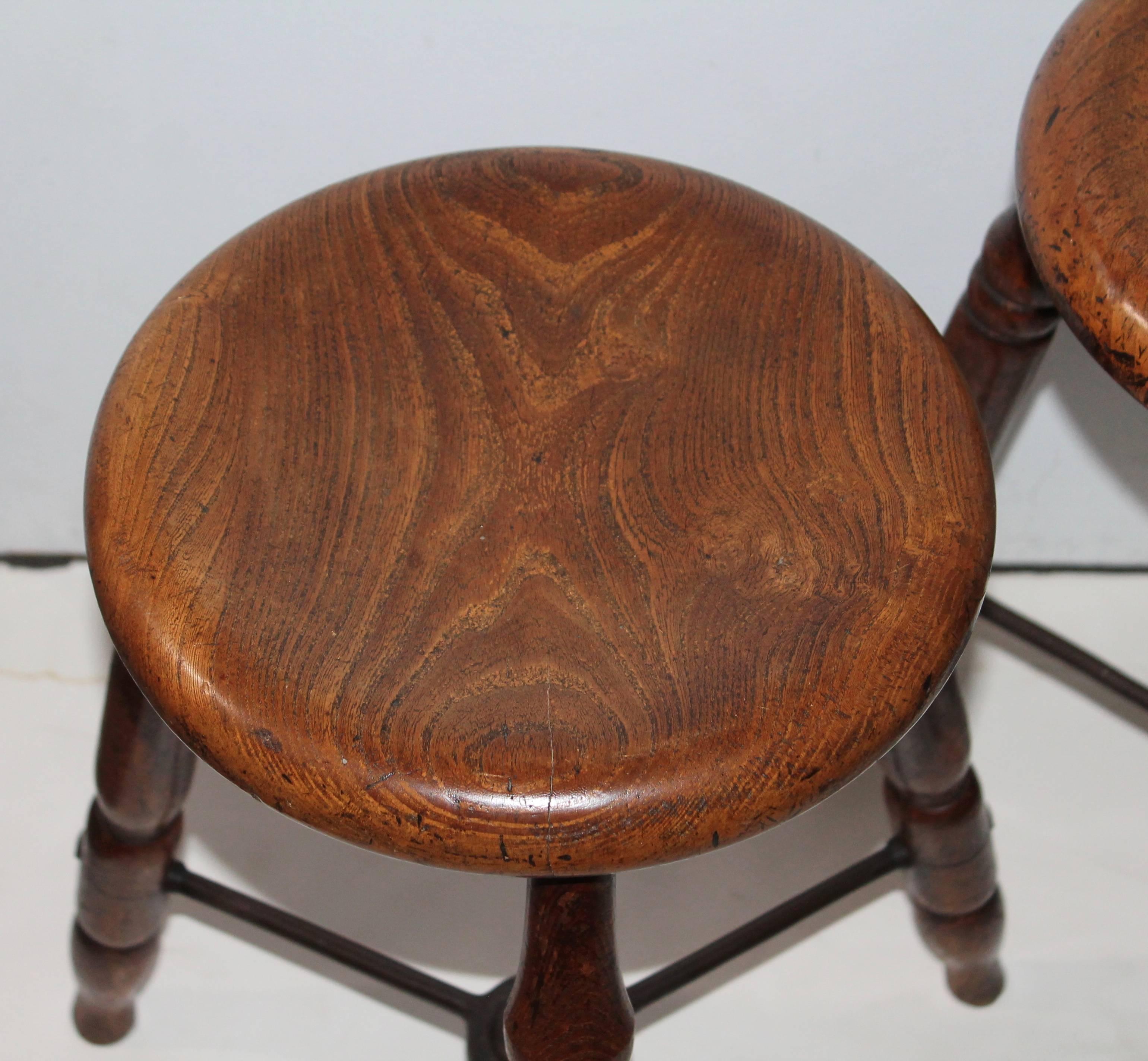 Pair of 19th Century Industrial Pine and Iron Stools In Excellent Condition In Los Angeles, CA