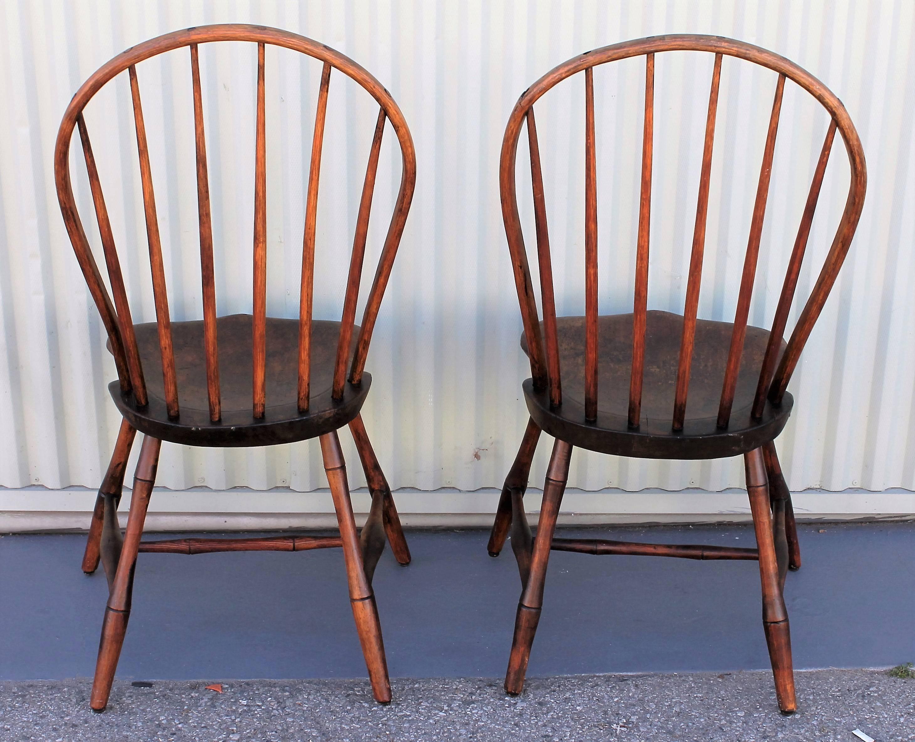 Pair of 18th Century Old Surface Windsor Chairs from New England In Distressed Condition In Los Angeles, CA