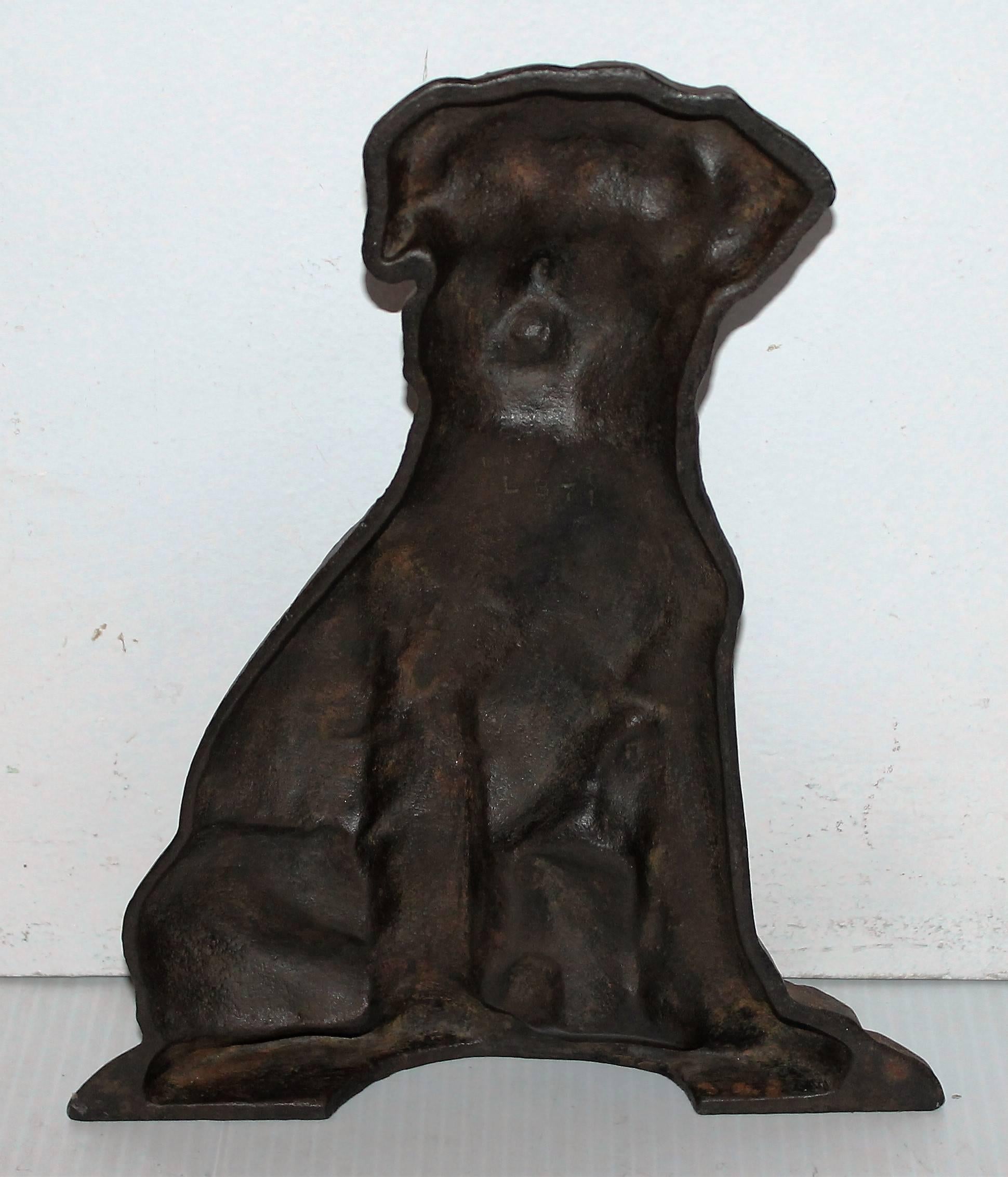 Patiné Chien monumental en fonte du 19e siècle en vente