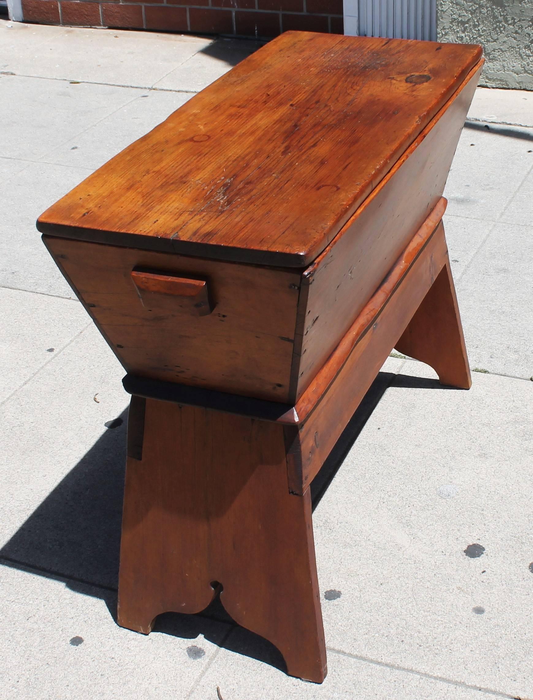 American Pennsylvania 19th Century Pine Dough Tray on Feet