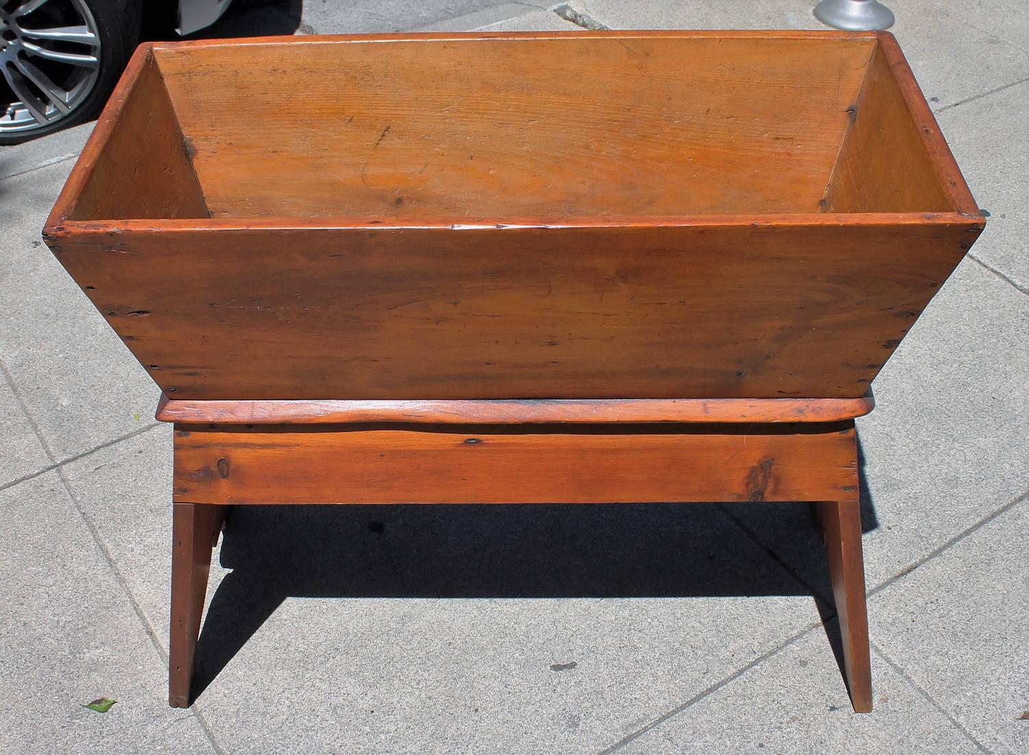 Pennsylvania 19th Century Pine Dough Tray on Feet For Sale at 1stdibs
