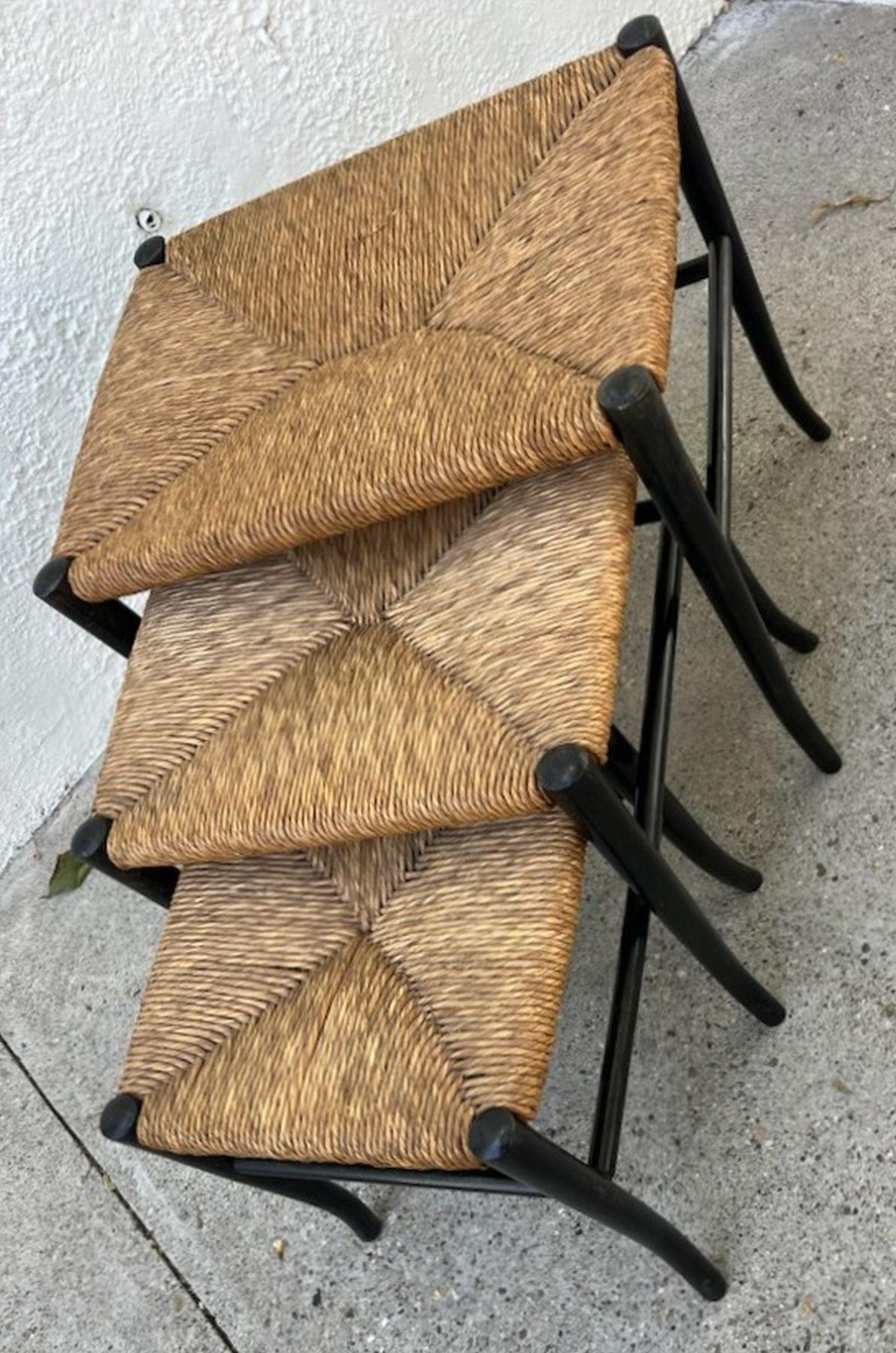 Satz mit drei Schachtelungen  stapelbare Hocker in erstaunlichem Zustand. Made in Italy alle signiert und in den 1940er Jahren alle in einwandfreiem Zustand, Strong Sturdy alle Hand geflochten Rattan tops.small -12,5 x 12,5 hoch /   mittel - 14 x 16