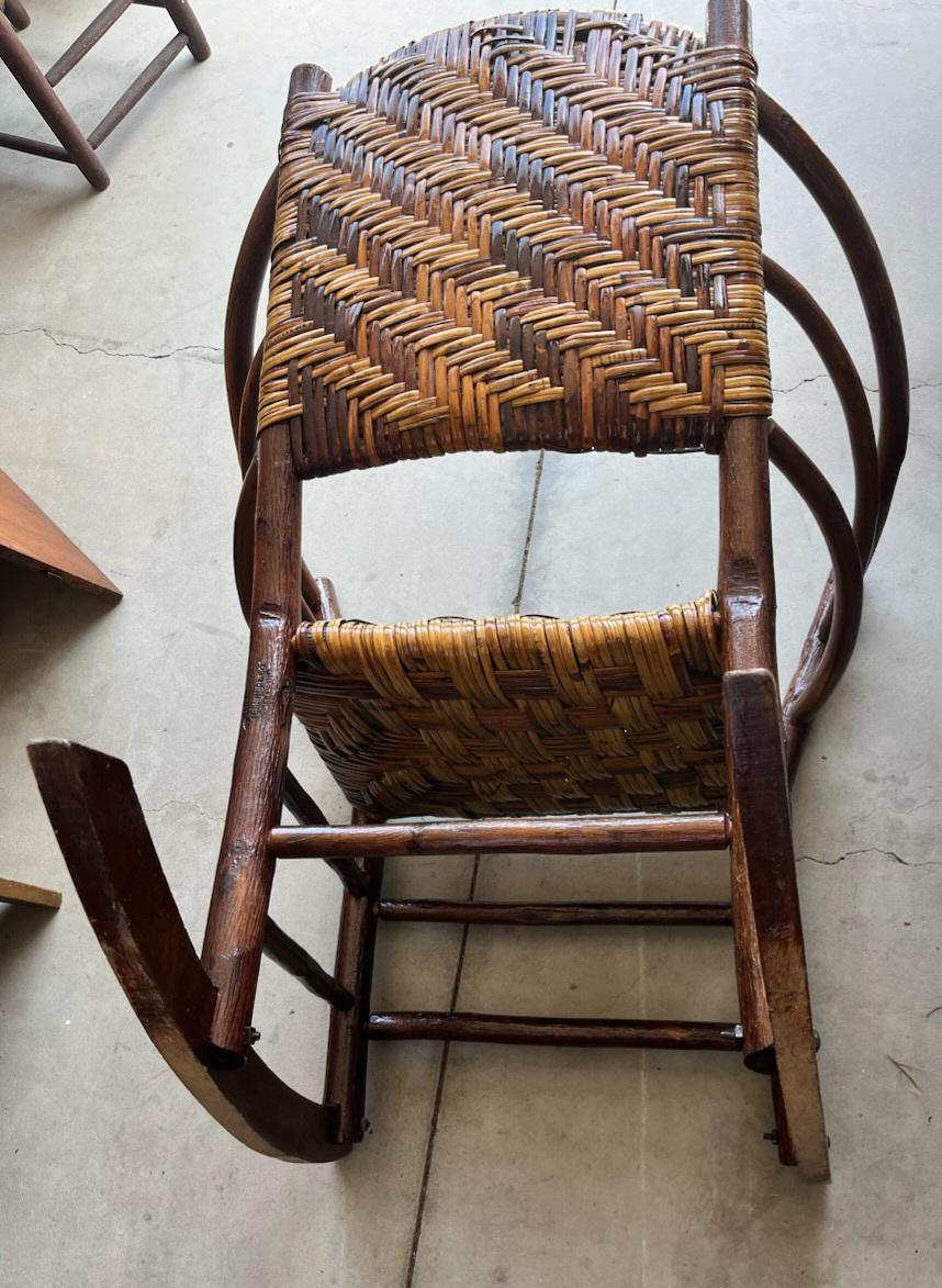 Queste sedie a dondolo con schienale a botte sono prodotte dalla Old Hickory Furniture Company di Martinsville, Indiana.
I dondoli sono in ottime condizioni e sono entrambi firmati dal produttore. Sono entrambi in buone condizioni e molto comodi.