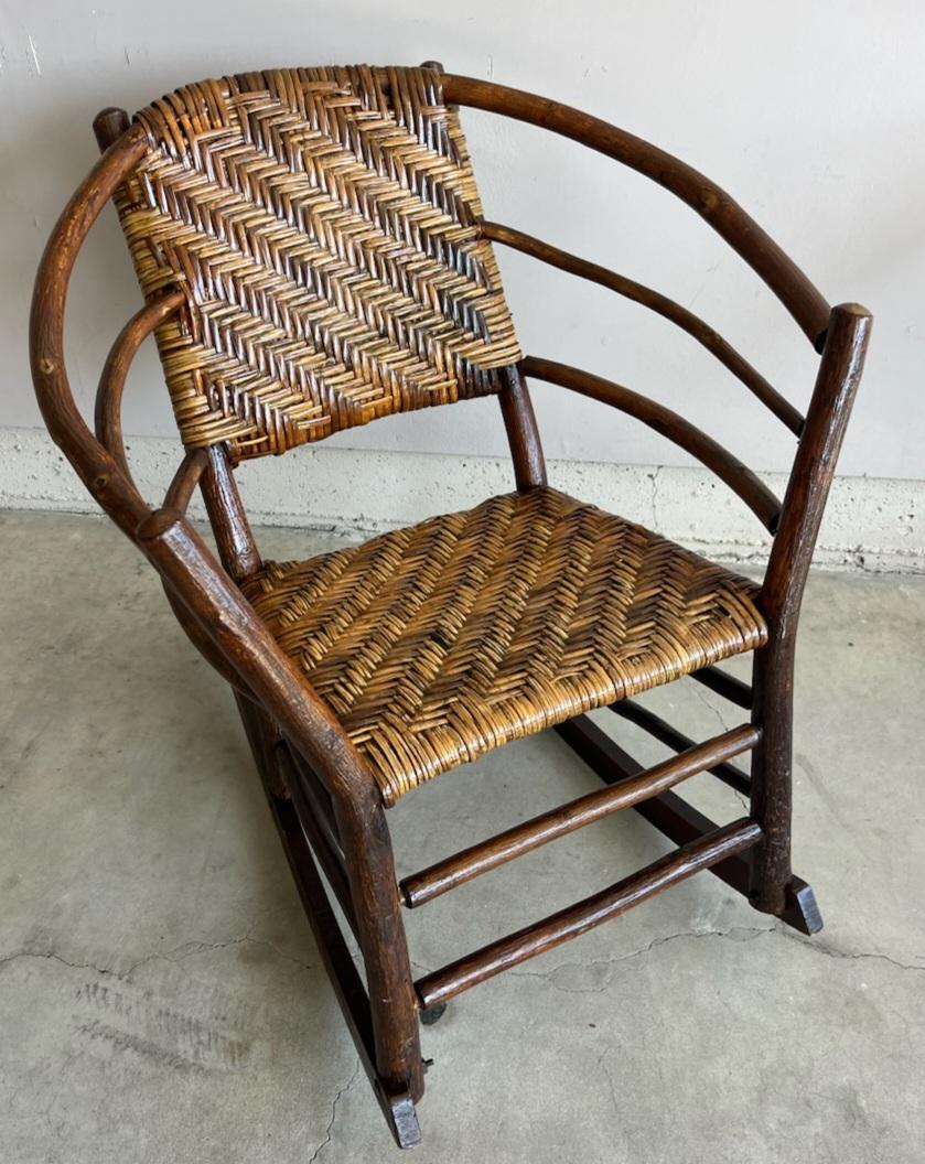 Questa bella opera firmata  La sedia a dondolo in legno curvato con schienale a botte di Old Hickory Furniture Company è in condizioni incontaminate e ha fatto parte di una collezione privata di Cabine per oltre cinquant'anni.