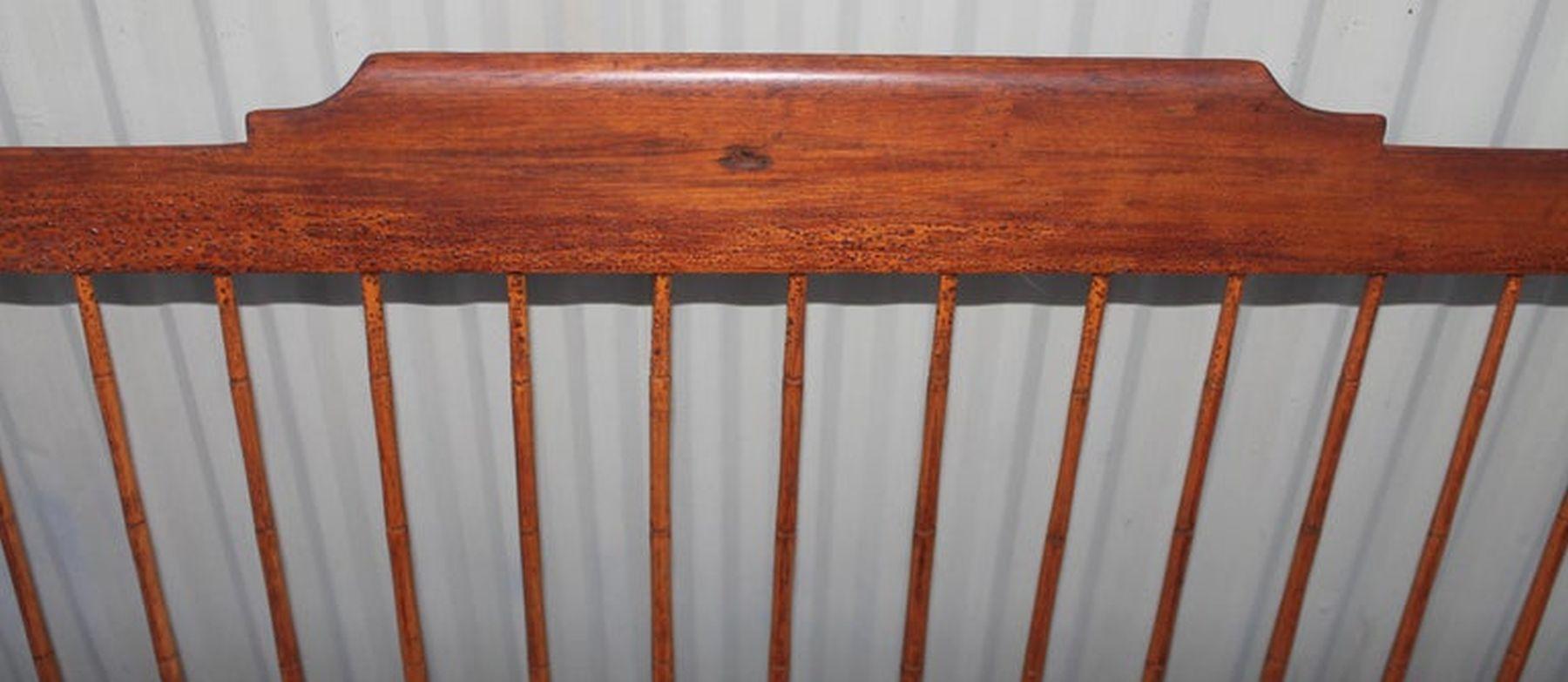 19th C Early Windsor Settee from New England In Good Condition For Sale In Los Angeles, CA