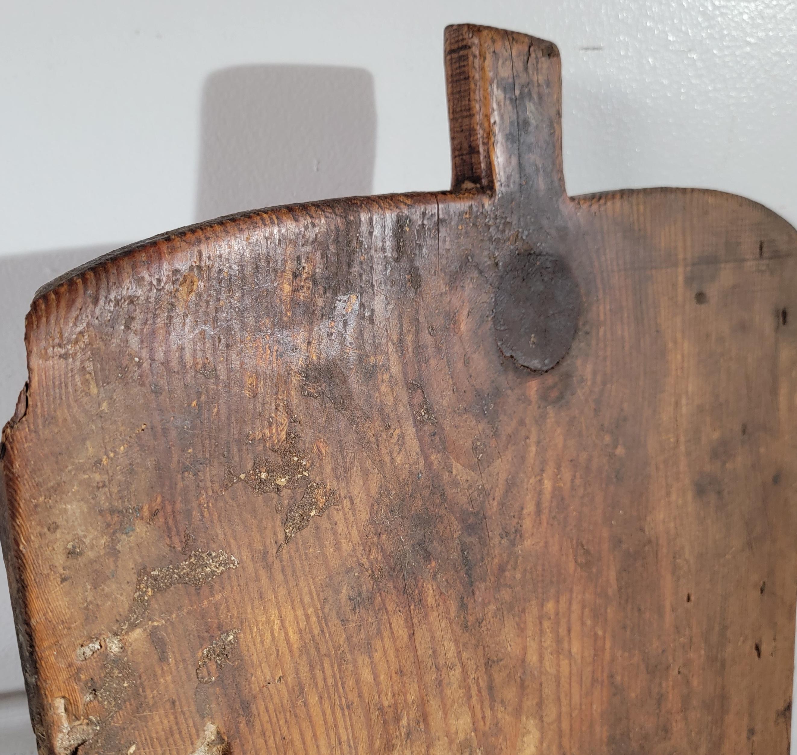 Handgeschnitztes Schneidebrett aus Holz (Mittleres 19. Jahrhundert) im Angebot