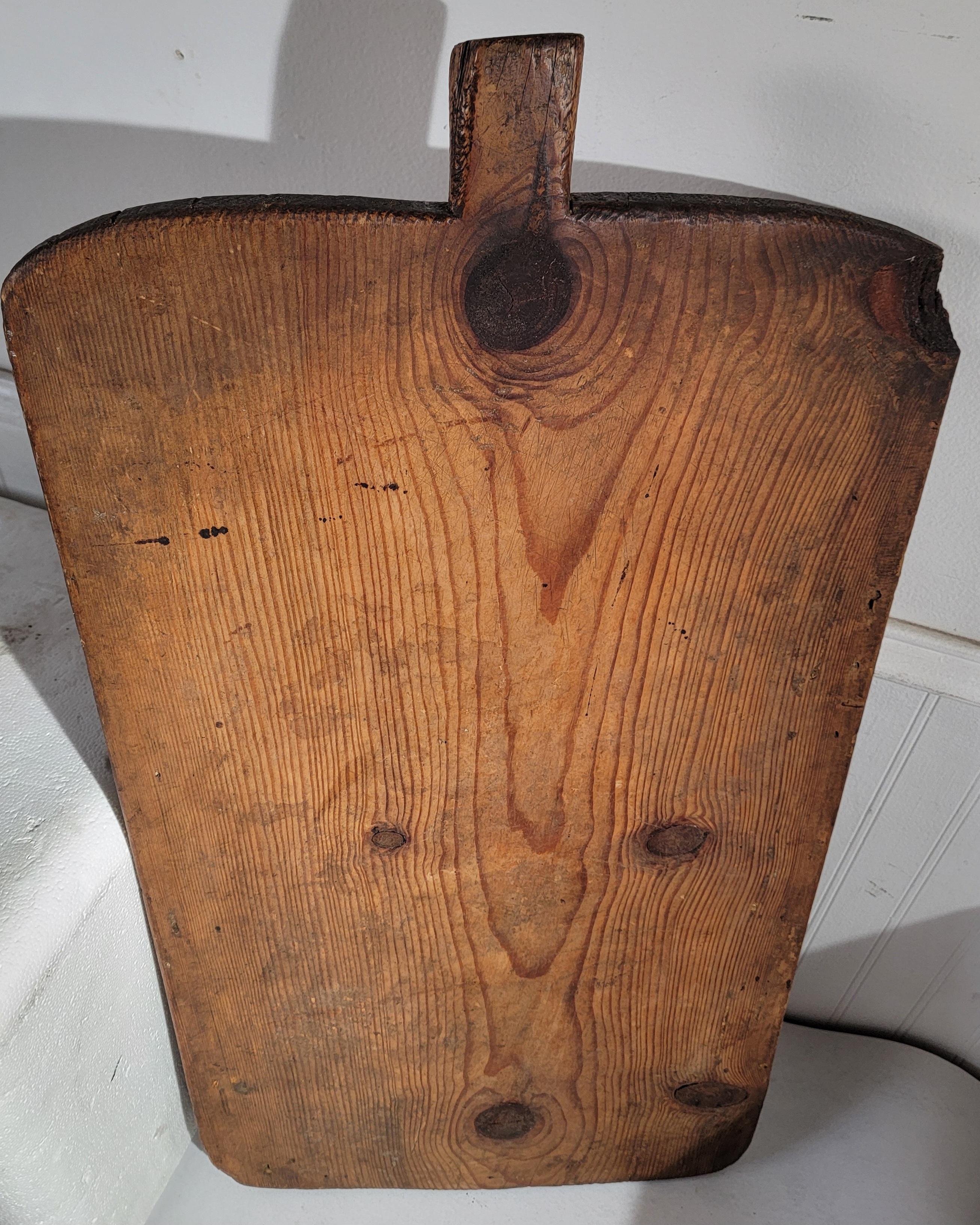 Handgeschnitztes Schneidebrett aus Holz (Handgefertigt) im Angebot