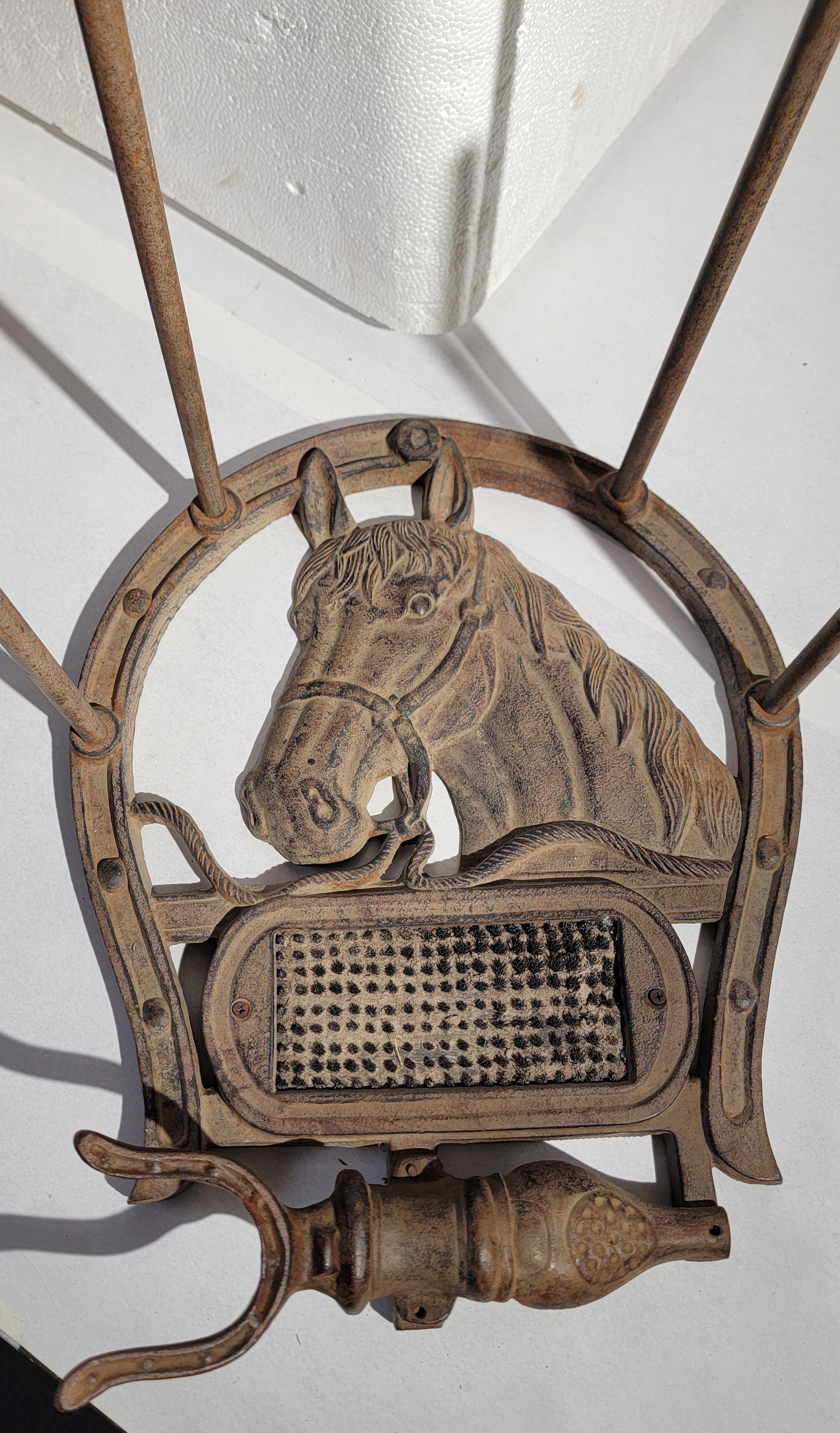 Martellato Porta stivali e portascarpe a testa di cavallo del 20° secolo in vendita
