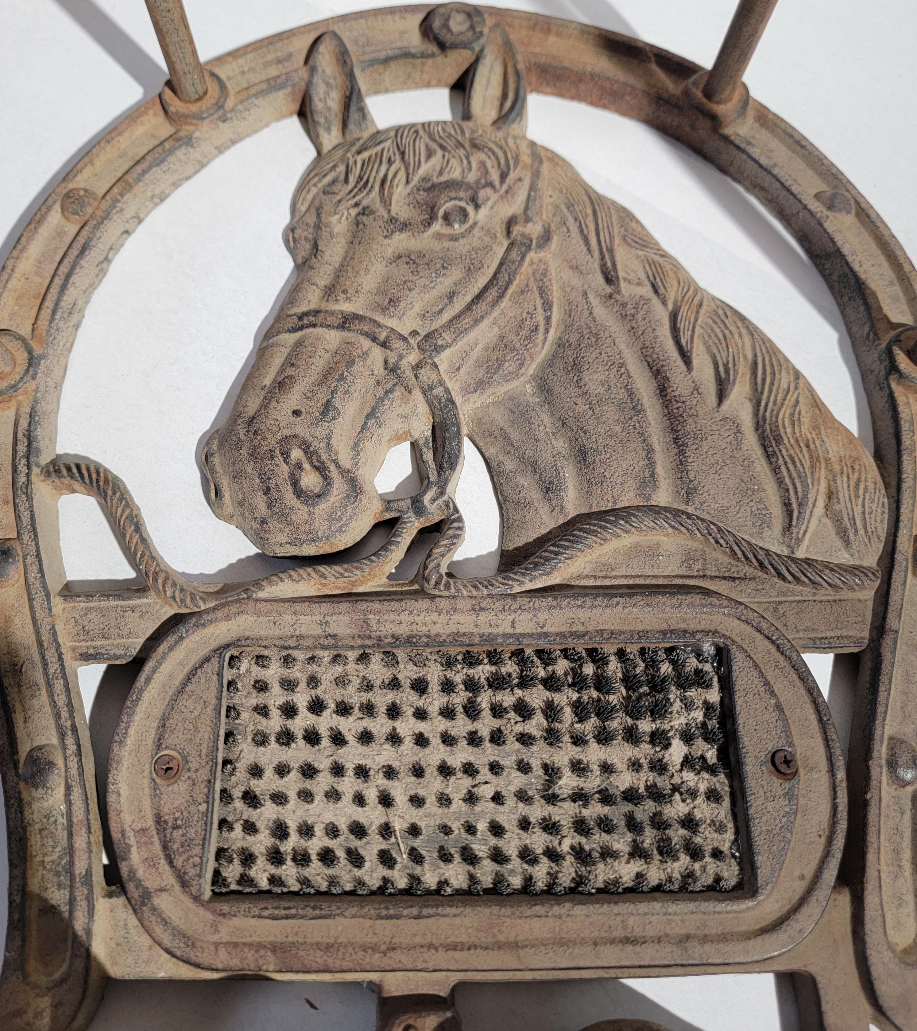 Testa di cavallo dei primi anni '20 del secolo scorso, con spazzola per gli stivali e punte per appendere gli stivali al muro.