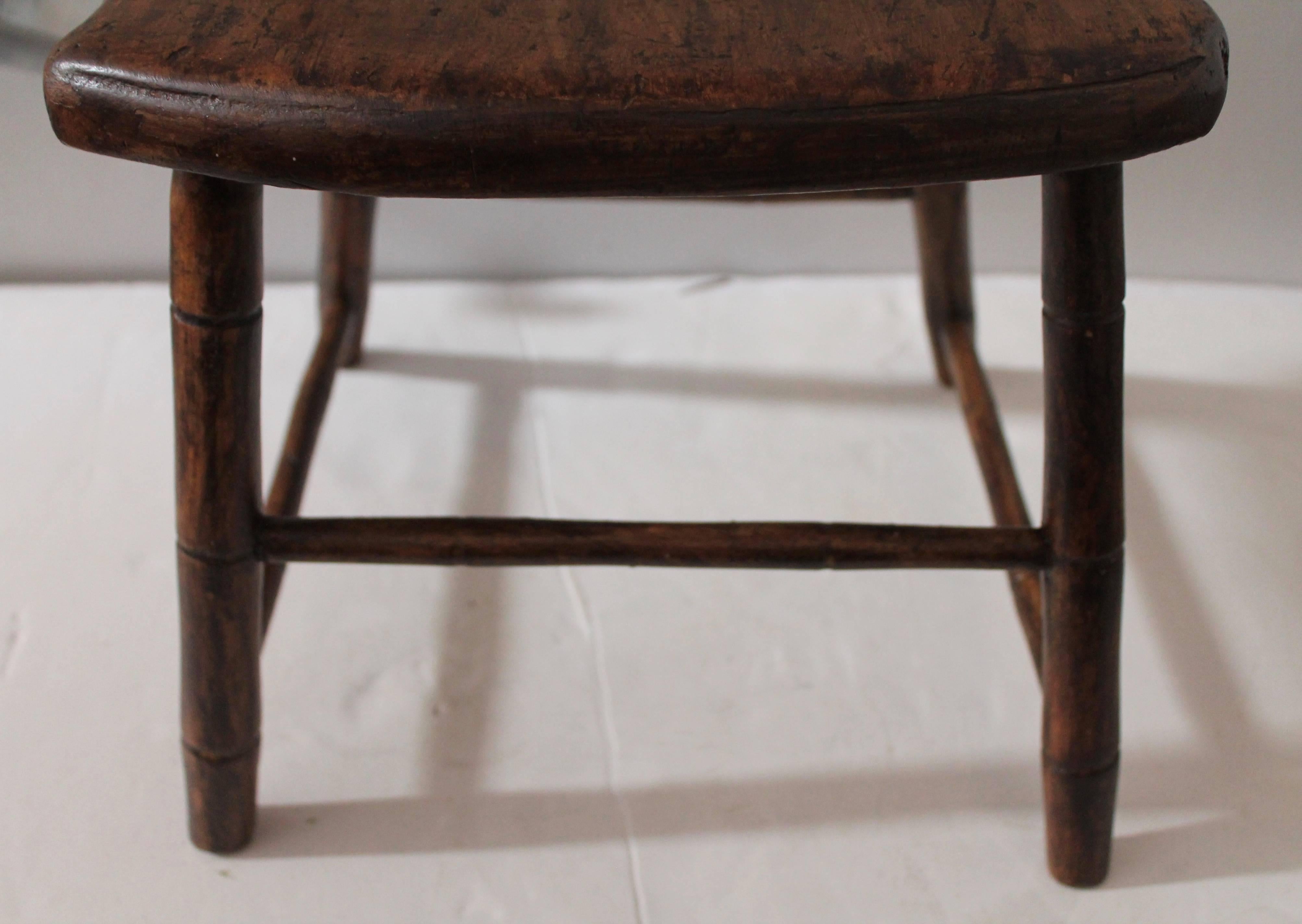 Early 19th Century N.E. Painted Child's Windsor Chair In Distressed Condition For Sale In Los Angeles, CA