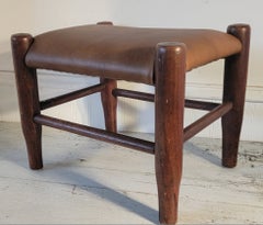 Tabouret en bois avec coussin d'assise en cuir