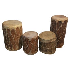 Ensemble de quatre tambours en bois et en cuir