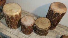 Ensemble de quatre tambours en bois et en cuir