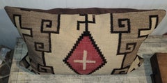 Coussin navajo au tissage géométrique avec motif en croix