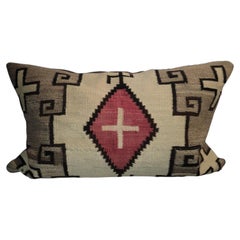Coussin navajo au tissage géométrique avec motif en croix