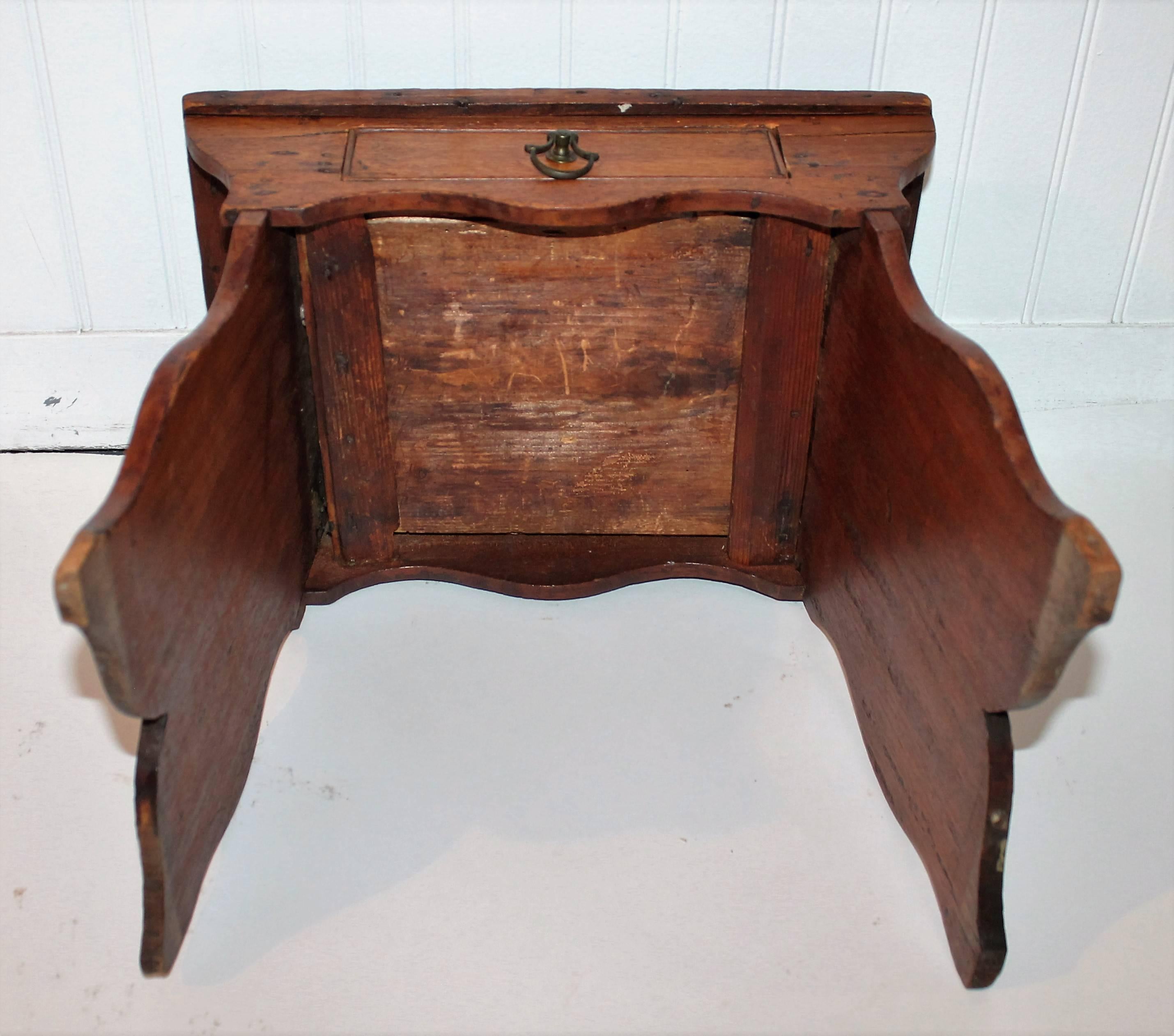 Hand-Crafted Early 19th Century New England Stool with Drawer