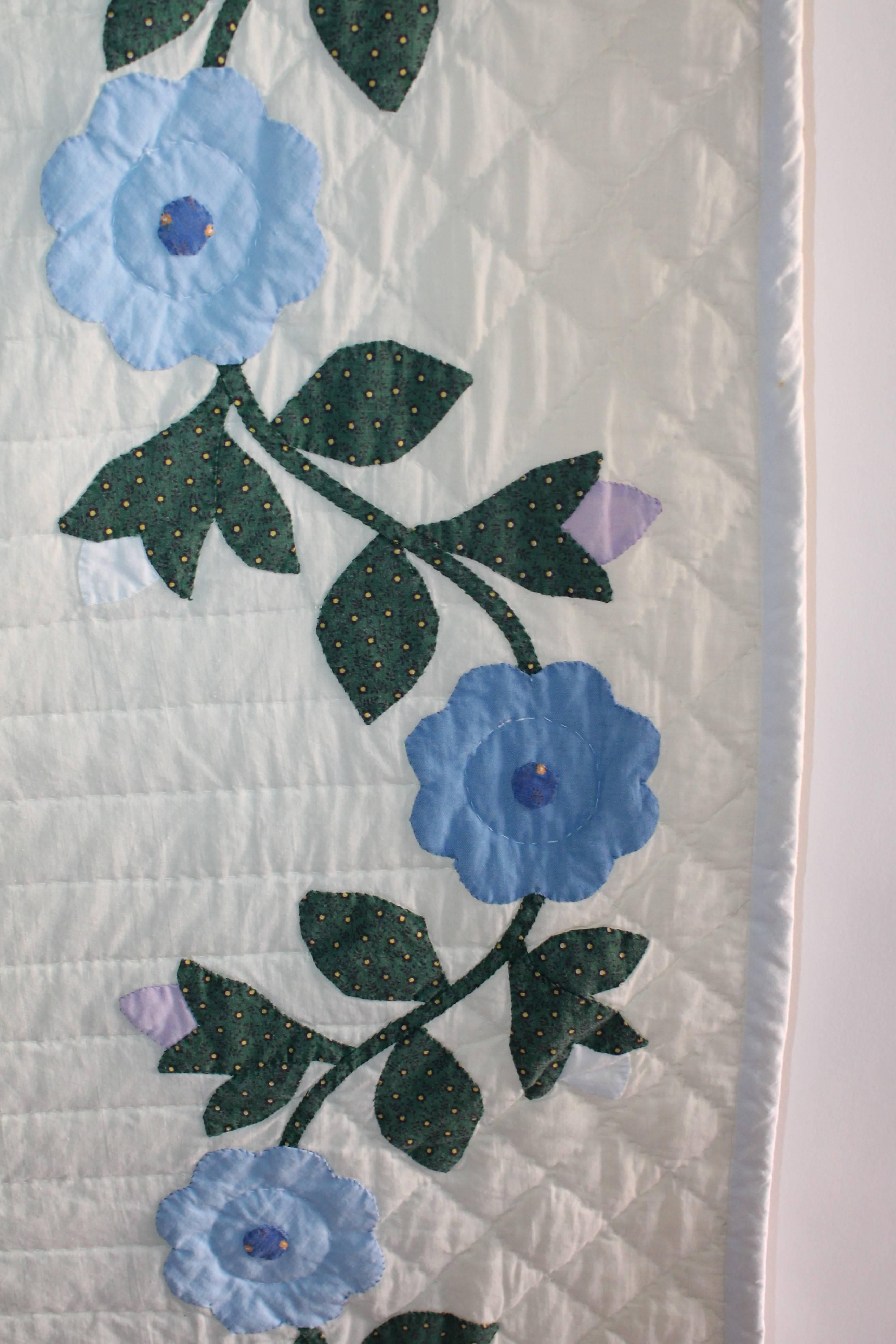 Amazing  Pennsylvania Applique and Embroidered Album Quilt In Excellent Condition In Los Angeles, CA