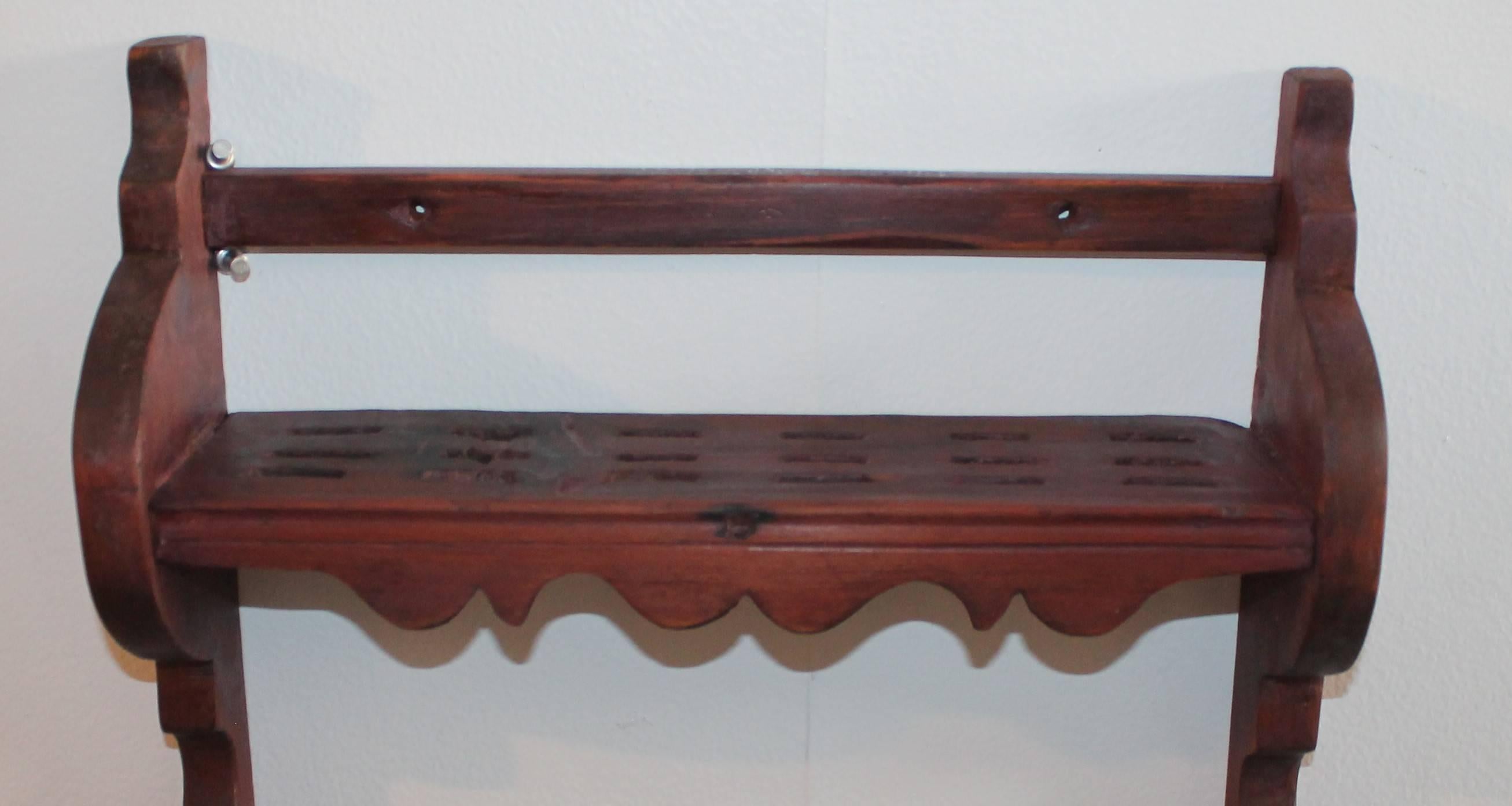 Early 18th Century Original Red Painted Spoon Rack In Distressed Condition In Los Angeles, CA
