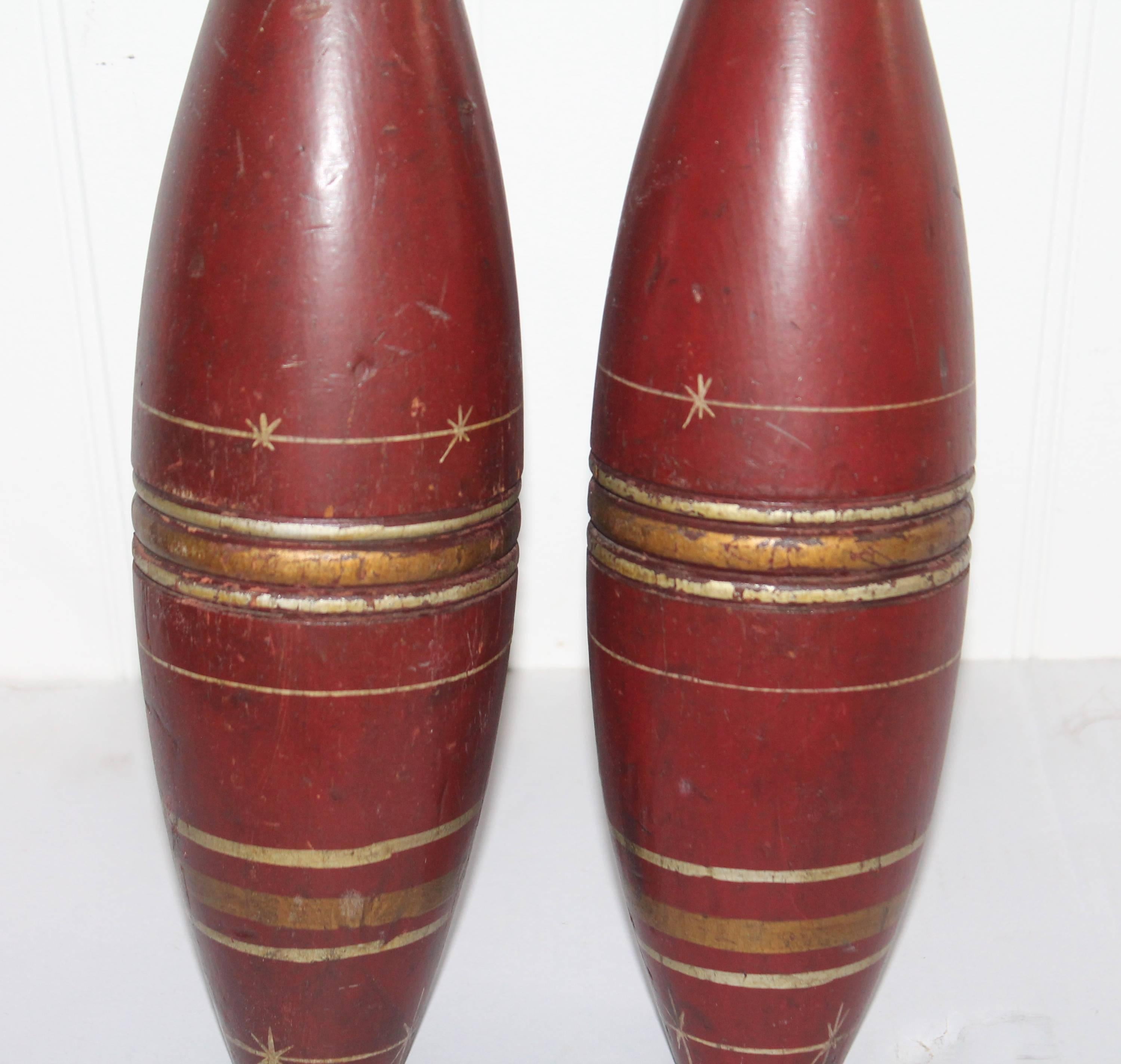 Pair of 19th Century Original Polychrome Paint Decorated Juggling Pins In Distressed Condition In Los Angeles, CA