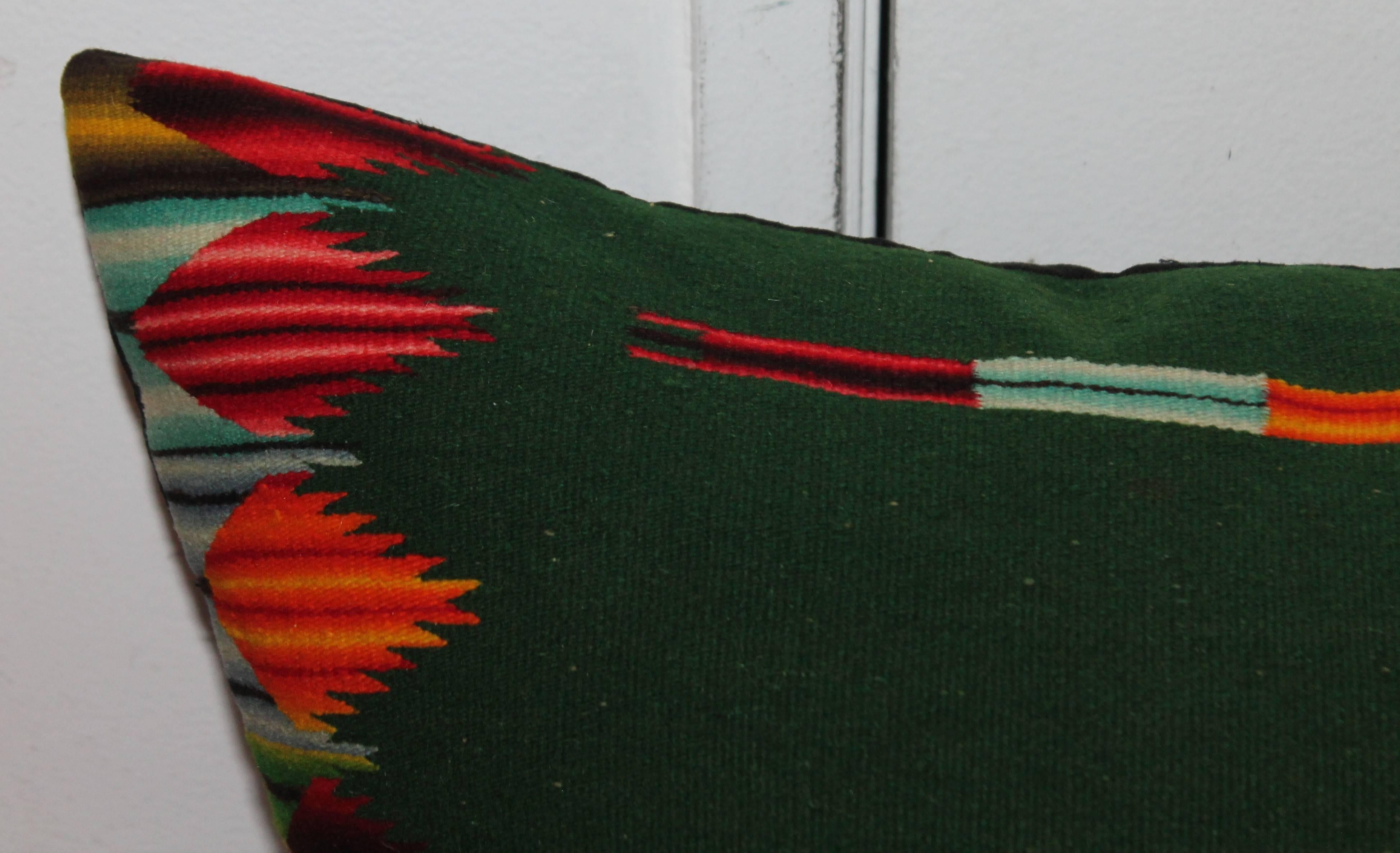 Diese handgewebte mexikanische Weberei Nackenkissen hat erstaunliche Farben und in gutem Zustand. Die Unterlage ist aus schwarzem Baumwollleinen. Die Einlage ist mit Daunen und Federn gefüllt.