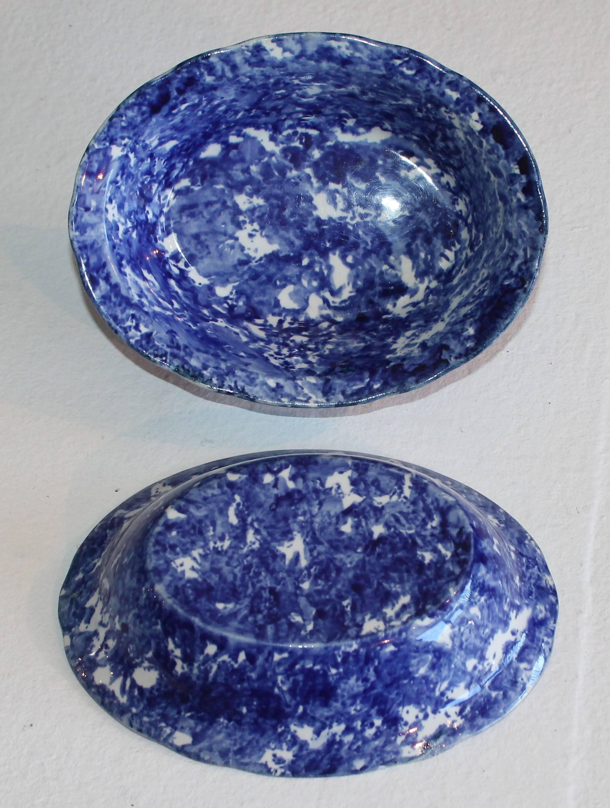 Cette paire de bols de service ovales en poterie d'éponge bleue et blanche est très vivante. La paire est en parfait état.