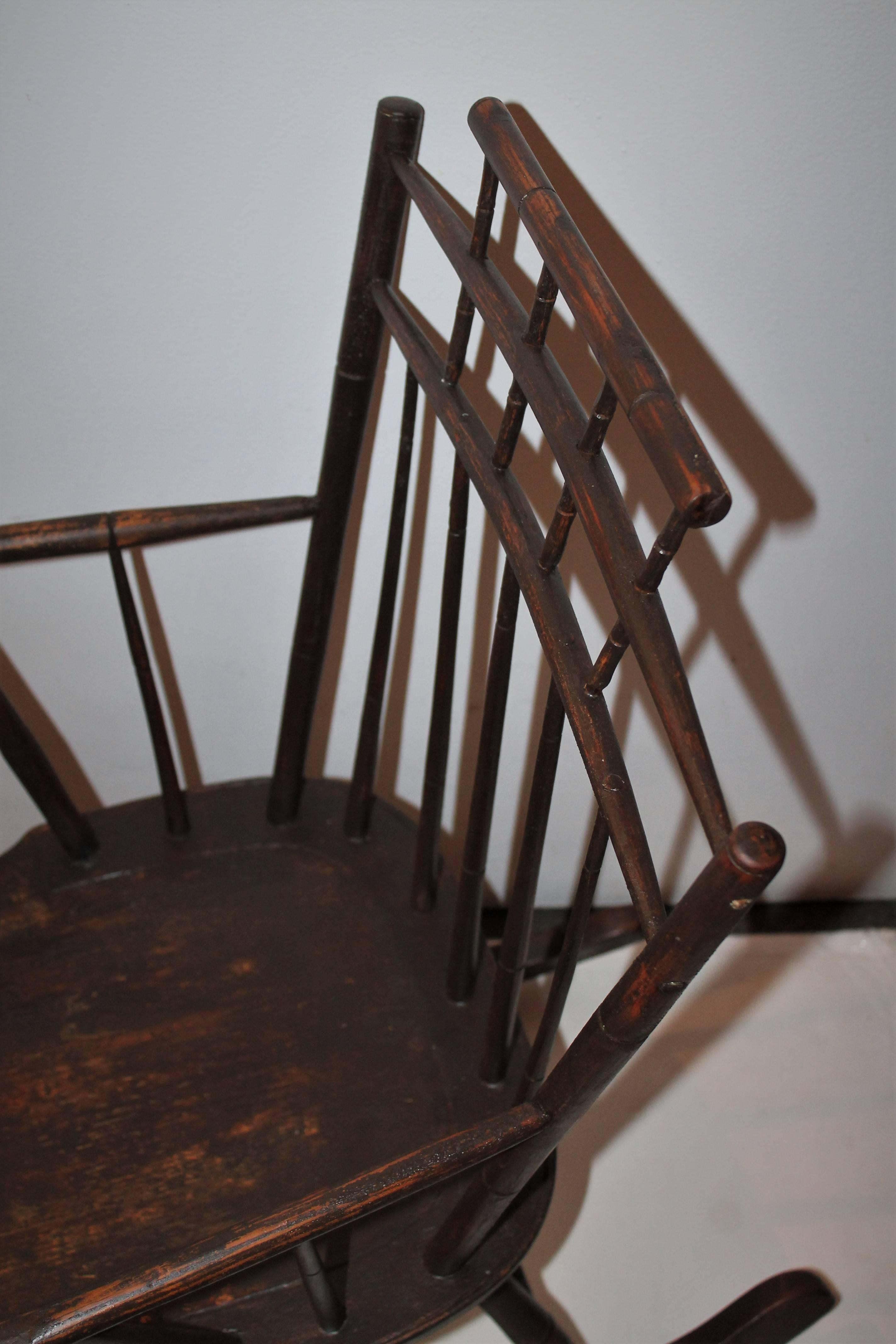 Country Chaise à bascule Windsor peinte en marron du XIXe siècle en vente