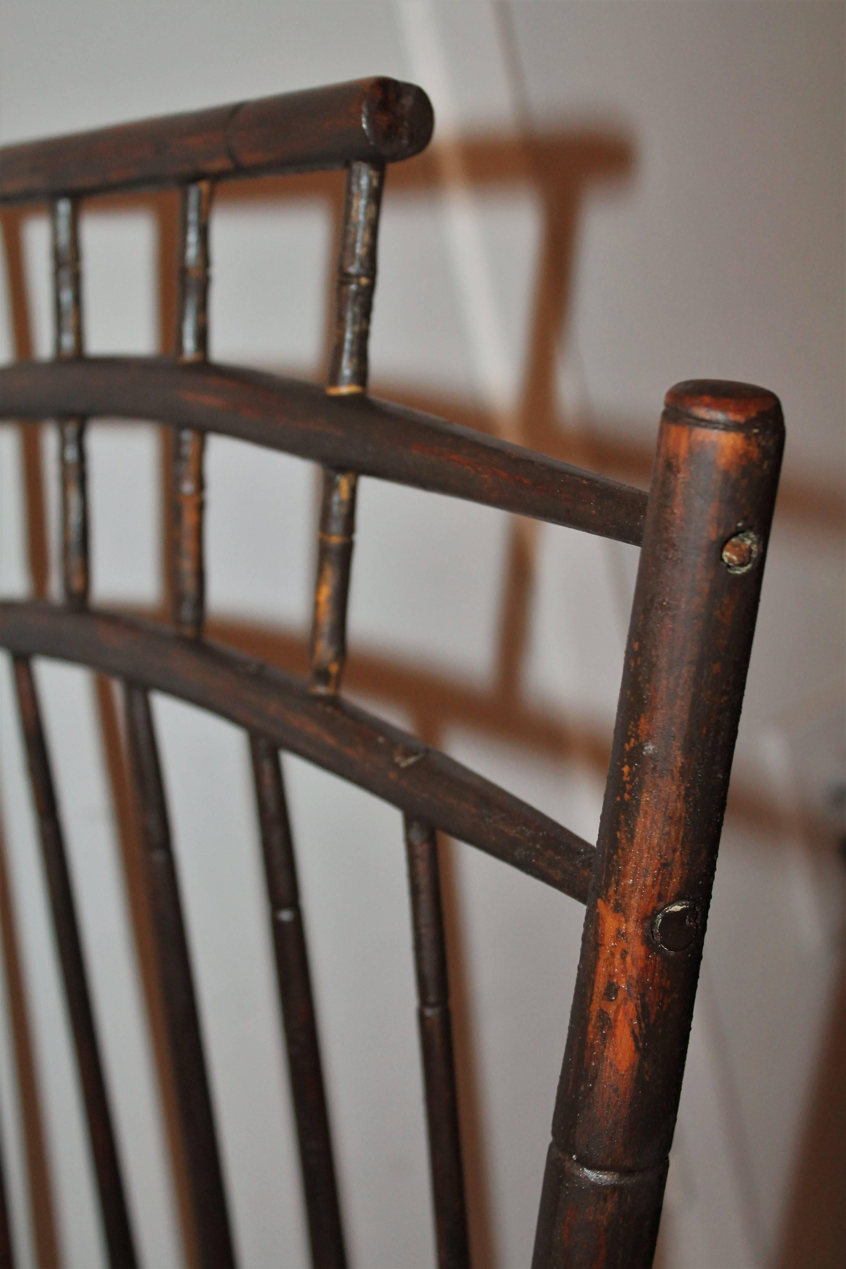 Chaise à bascule Windsor peinte en marron du XIXe siècle en vente 1