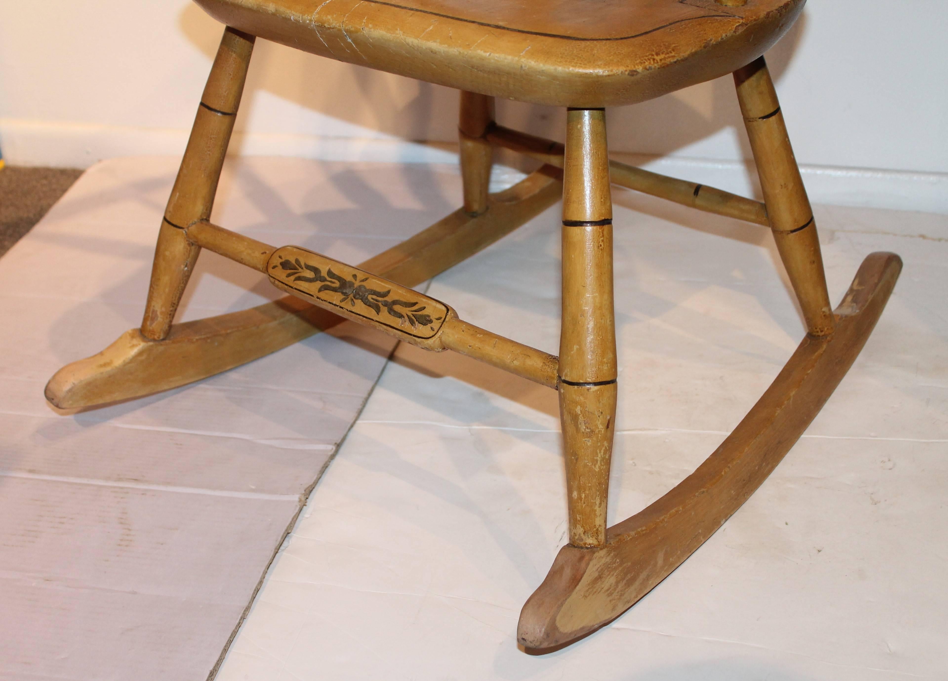 Original bemalt, N.E., 19. Jahrhundert Rocking-Stuhl von Windsor im Zustand „Hervorragend“ im Angebot in Los Angeles, CA