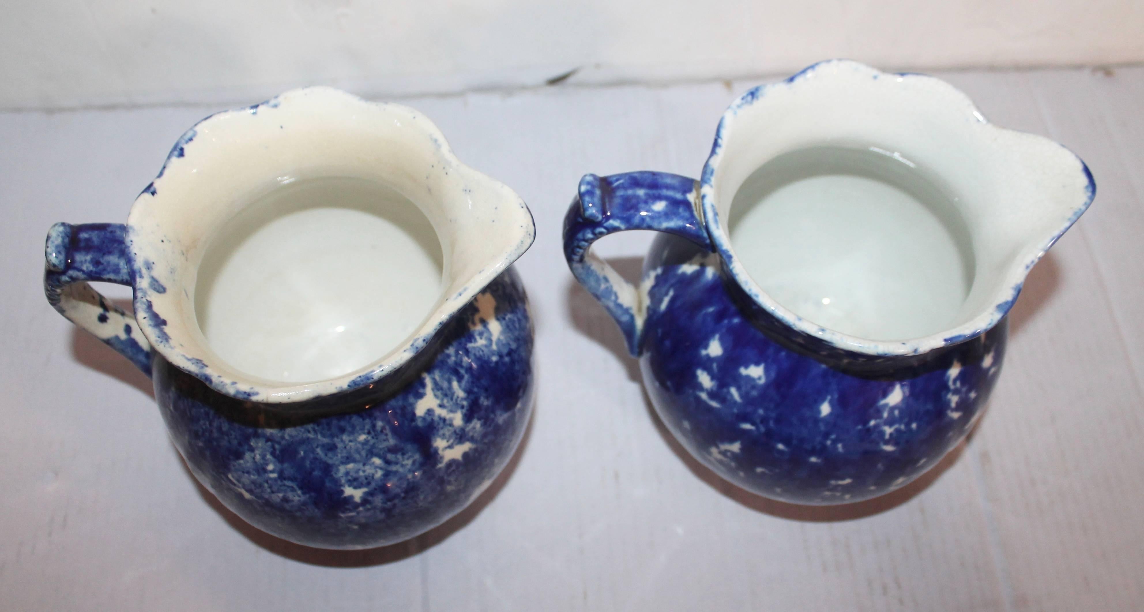 Country Pair of 19th Century American Sponge Ware Pitchers For Sale