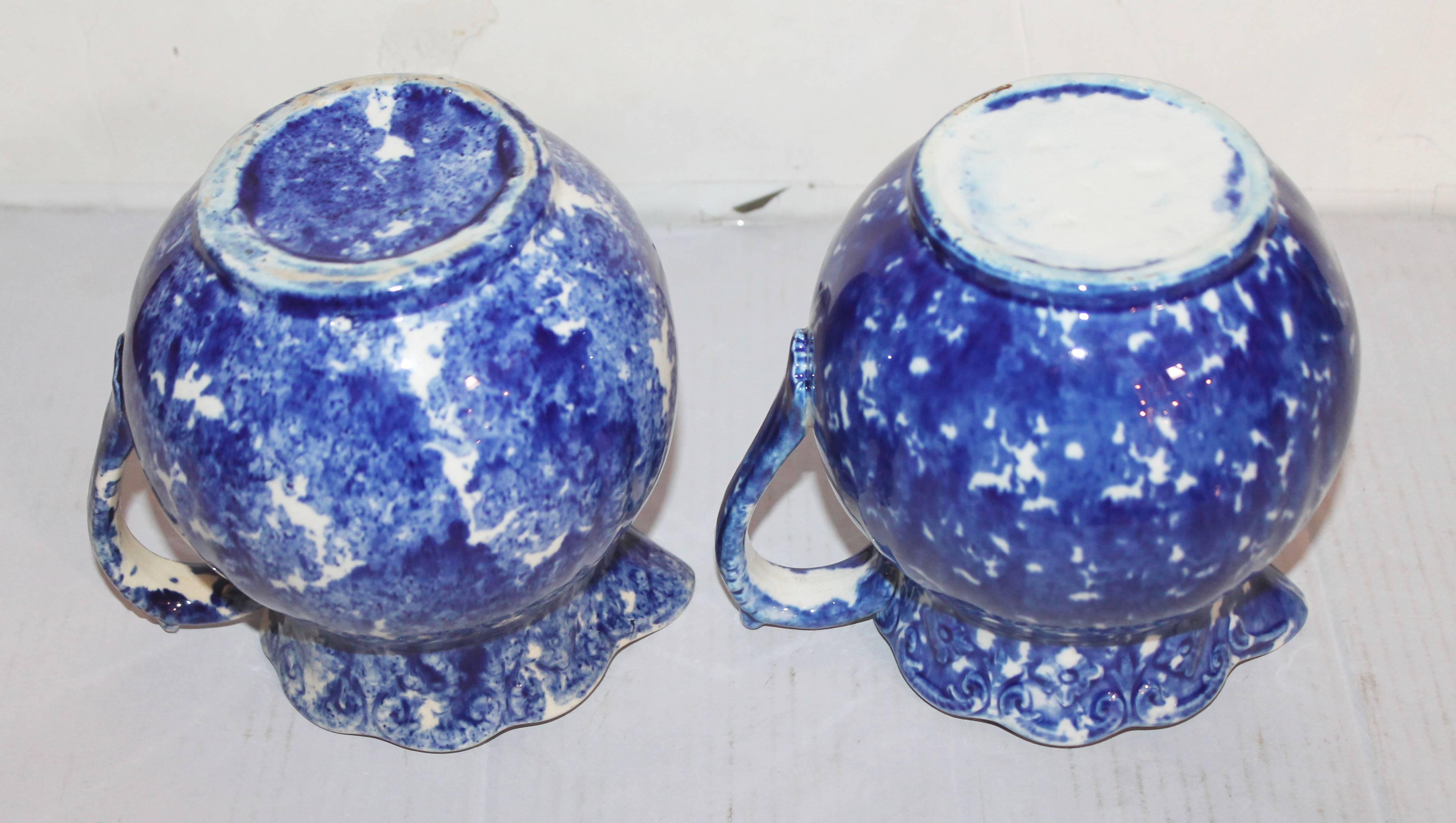 Glazed Pair of 19th Century American Sponge Ware Pitchers For Sale