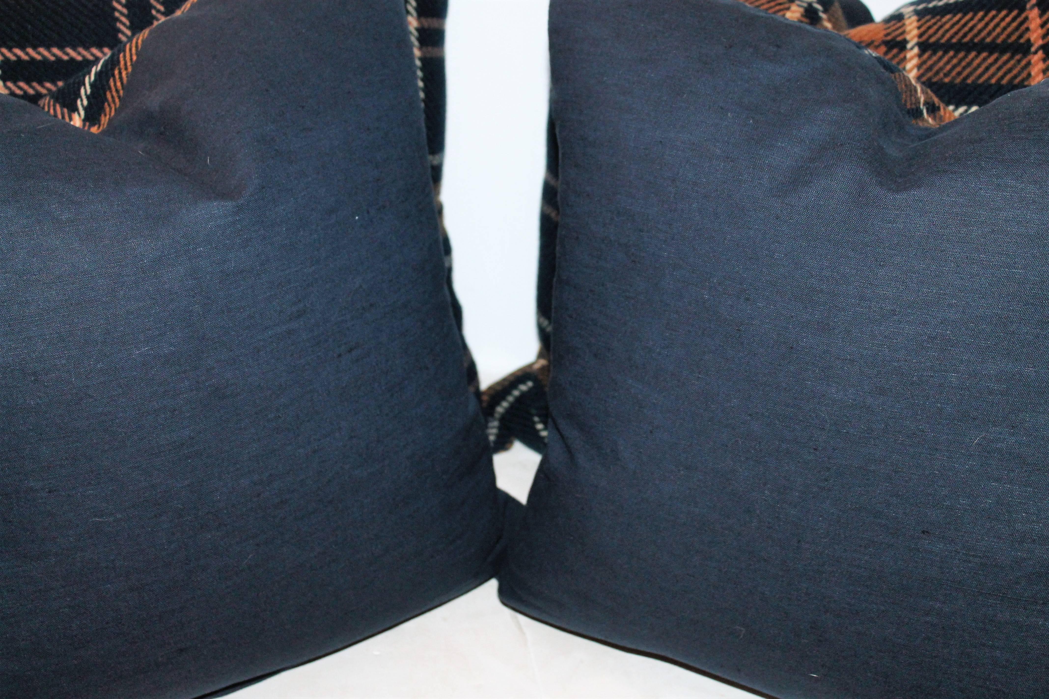 Américain Paire de deux coussins de couverture à carreaux de laine étonnants en vente